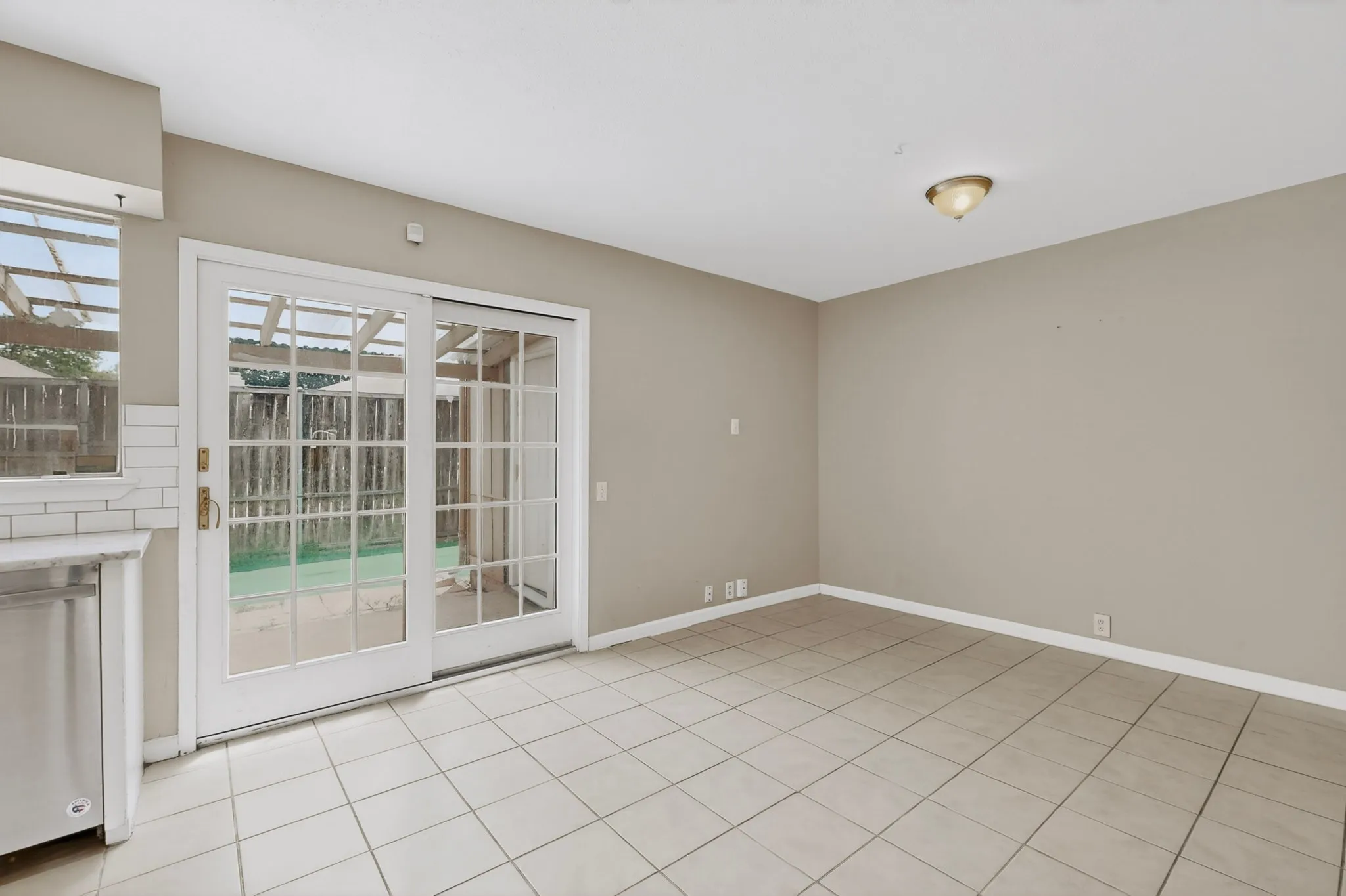 Townhouse For Rent in Dallas County , 11940 Leisure Drive, Dallas, Texas 75243, 2 Bedroom, 3 Bathroom, Garage spaces, 1,564 Sqft, built in 1973, mls#21355215, Real Estate Agent in Dallas, Homes For Rent in Dallas county, Homes For Rent in Dallas, Realtor in Dallas Texas, Real Estate Brokerage Independent Realty Texas, Luminita Cordes Realtor