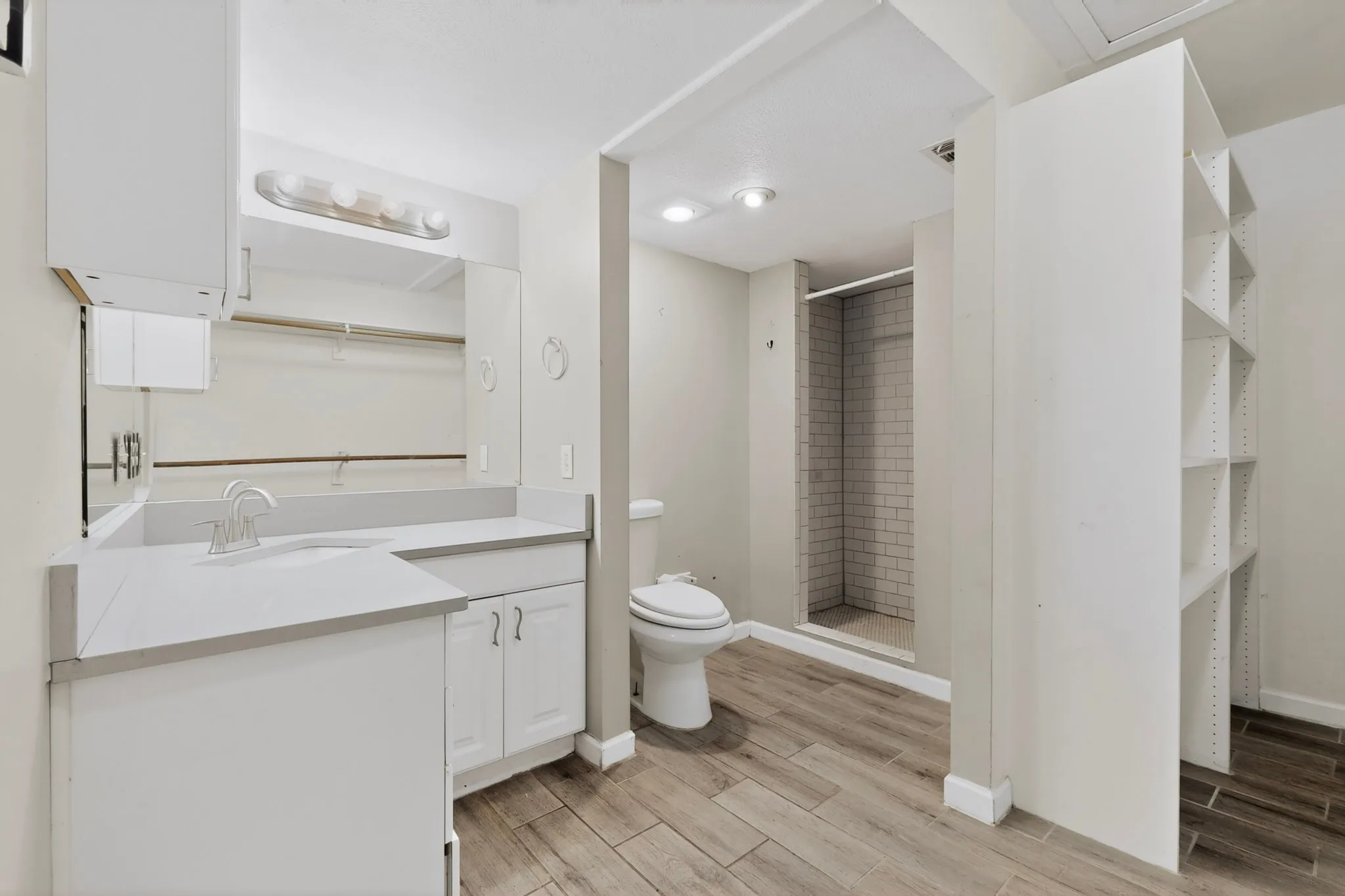 Townhouse For Rent in Dallas County , 11940 Leisure Drive, Dallas, Texas 75243, 2 Bedroom, 3 Bathroom, Garage spaces, 1,564 Sqft, built in 1973, mls#21355215, Real Estate Agent in Dallas, Homes For Rent in Dallas county, Homes For Rent in Dallas, Realtor in Dallas Texas, Real Estate Brokerage Independent Realty Texas, Luminita Cordes Realtor