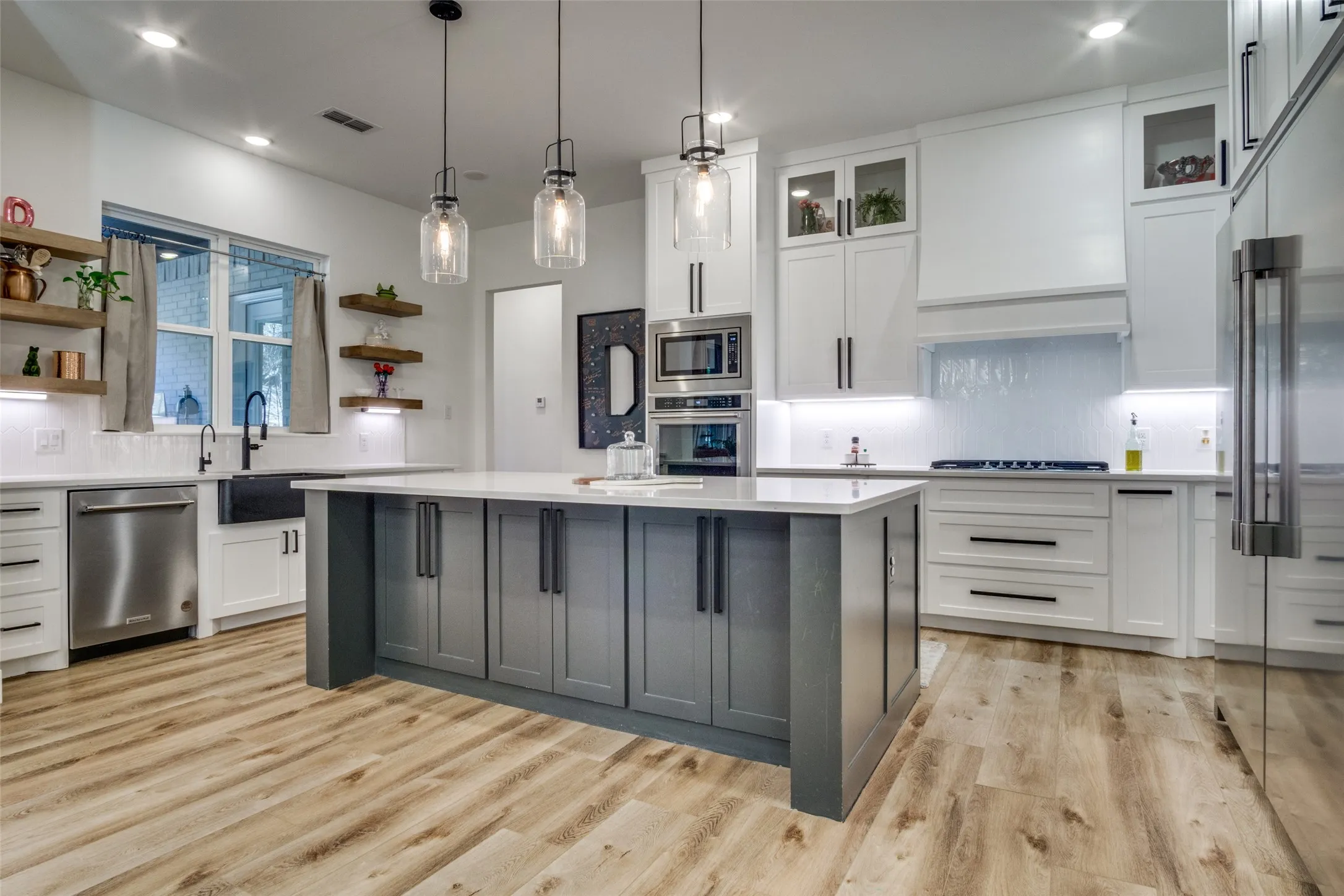 Single Family Residence For Sale in Palo Pinto County , 112 Wooded Acres Drive, Mineral Wells, Texas 76067, 4 Bedroom, 5 Bathroom, 3 Garage spaces, 3,600 Sqft, built in 2022, Price $875,000, mls#21355386, Real Estate Agent in Mineral Wells, Homes For Sale in Palo Pinto county, Homes For Sale in Mineral Wells, Realtor in Mineral Wells Texas, Real Estate Brokerage Independent Realty Texas, Luminita Cordes Realtor