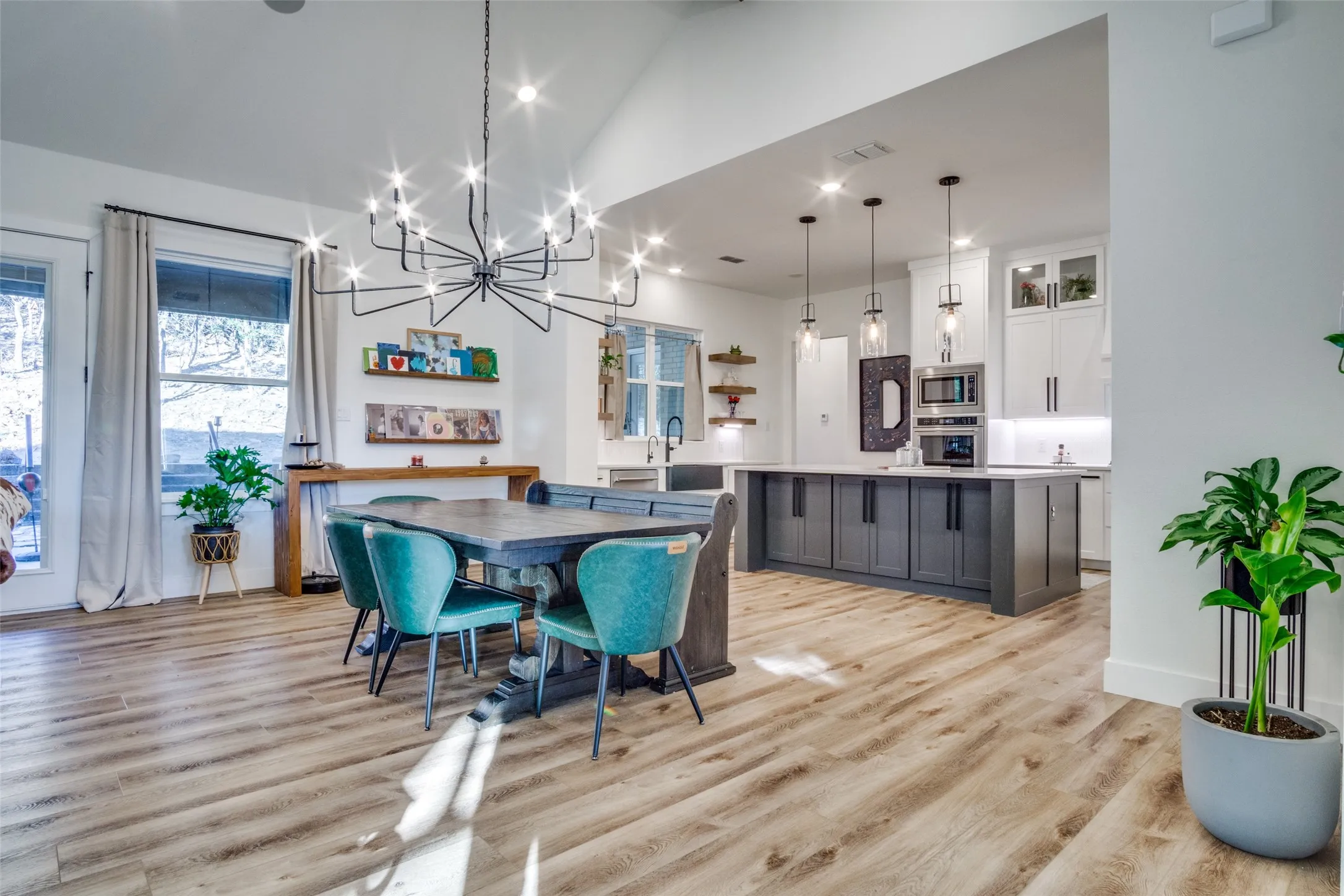 Single Family Residence For Sale in Palo Pinto County , 112 Wooded Acres Drive, Mineral Wells, Texas 76067, 4 Bedroom, 5 Bathroom, 3 Garage spaces, 3,600 Sqft, built in 2022, Price $875,000, mls#21355386, Real Estate Agent in Mineral Wells, Homes For Sale in Palo Pinto county, Homes For Sale in Mineral Wells, Realtor in Mineral Wells Texas, Real Estate Brokerage Independent Realty Texas, Luminita Cordes Realtor