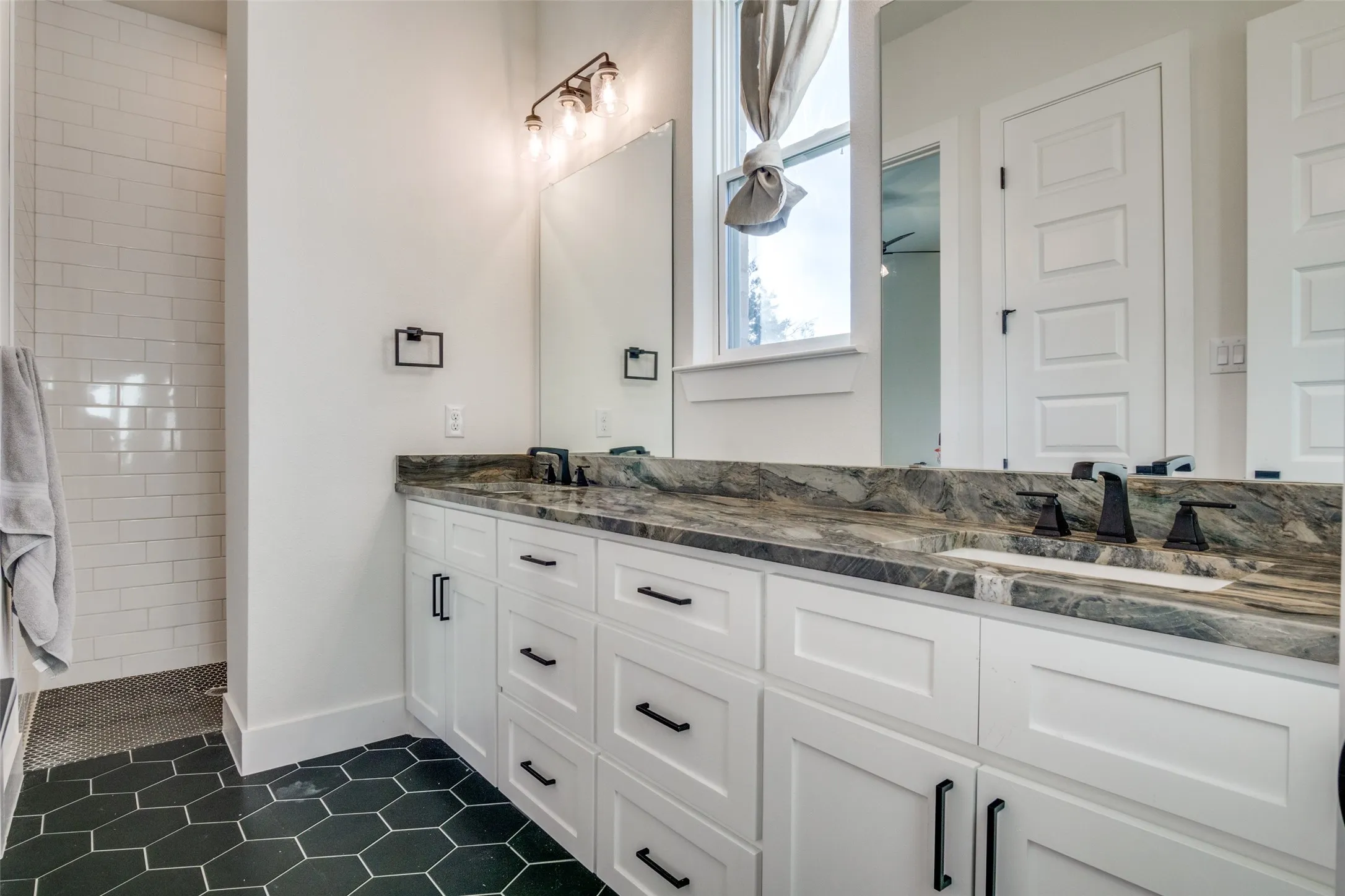 Single Family Residence For Sale in Palo Pinto County , 112 Wooded Acres Drive, Mineral Wells, Texas 76067, 4 Bedroom, 5 Bathroom, 3 Garage spaces, 3,600 Sqft, built in 2022, Price $875,000, mls#21355386, Real Estate Agent in Mineral Wells, Homes For Sale in Palo Pinto county, Homes For Sale in Mineral Wells, Realtor in Mineral Wells Texas, Real Estate Brokerage Independent Realty Texas, Luminita Cordes Realtor