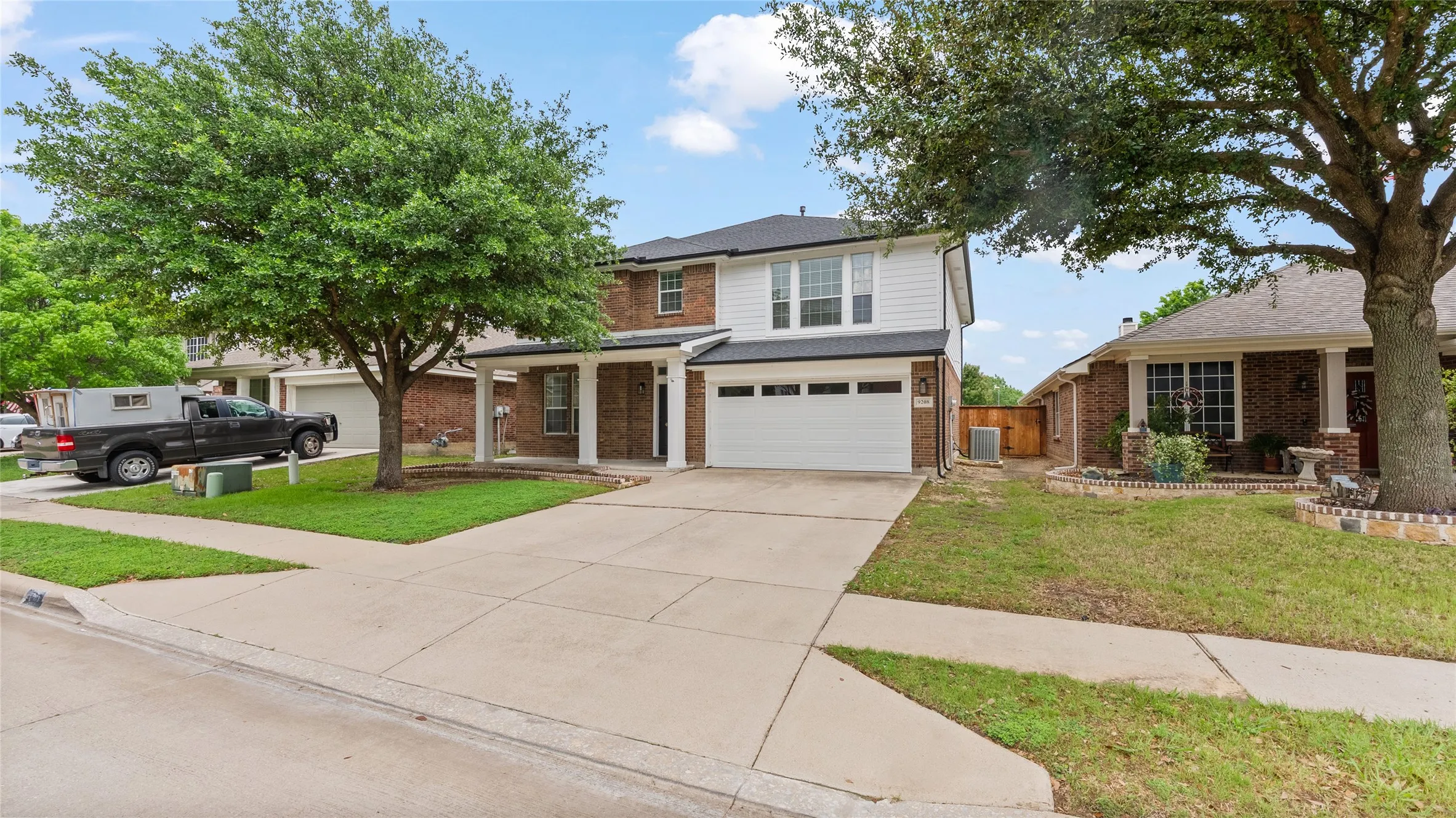 Single Family Residence For Sale in Tarrant County , 9208 Comanche Ridge Drive, Fort Worth, Texas 76131, 4 Bedroom, 4 Bathroom, 2 Garage spaces, 2,901 Sqft, built in 2006, mls#21353920, Real Estate Agent in Fort Worth, Homes For Sale in Tarrant county, Homes For Sale in Fort Worth, Realtor in Fort Worth Texas, Real Estate Brokerage Independent Realty Texas, Luminita Cordes Realtor