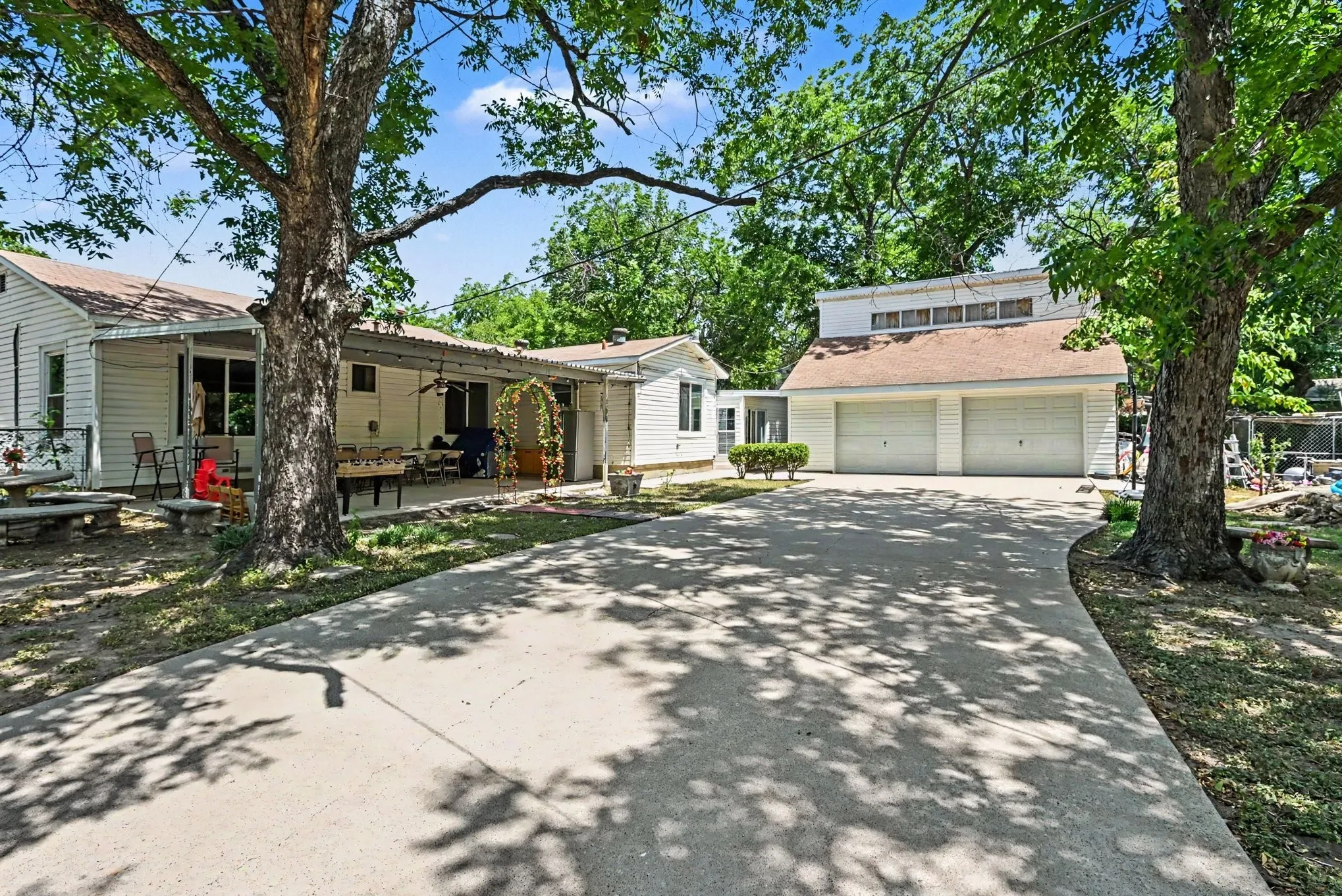 Single Family Residence For Sale in Tarrant County , 5533 Yeary Street, Sansom Park, Texas 76114, 4 Bedroom, 2 Bathroom, 2 Garage spaces, 1,616 Sqft, built in 1945, mls#21355390, Real Estate Agent in Sansom Park, Homes For Sale in Tarrant county, Homes For Sale in Sansom Park, Realtor in Sansom Park Texas, Real Estate Brokerage Independent Realty Texas, Luminita Cordes Realtor