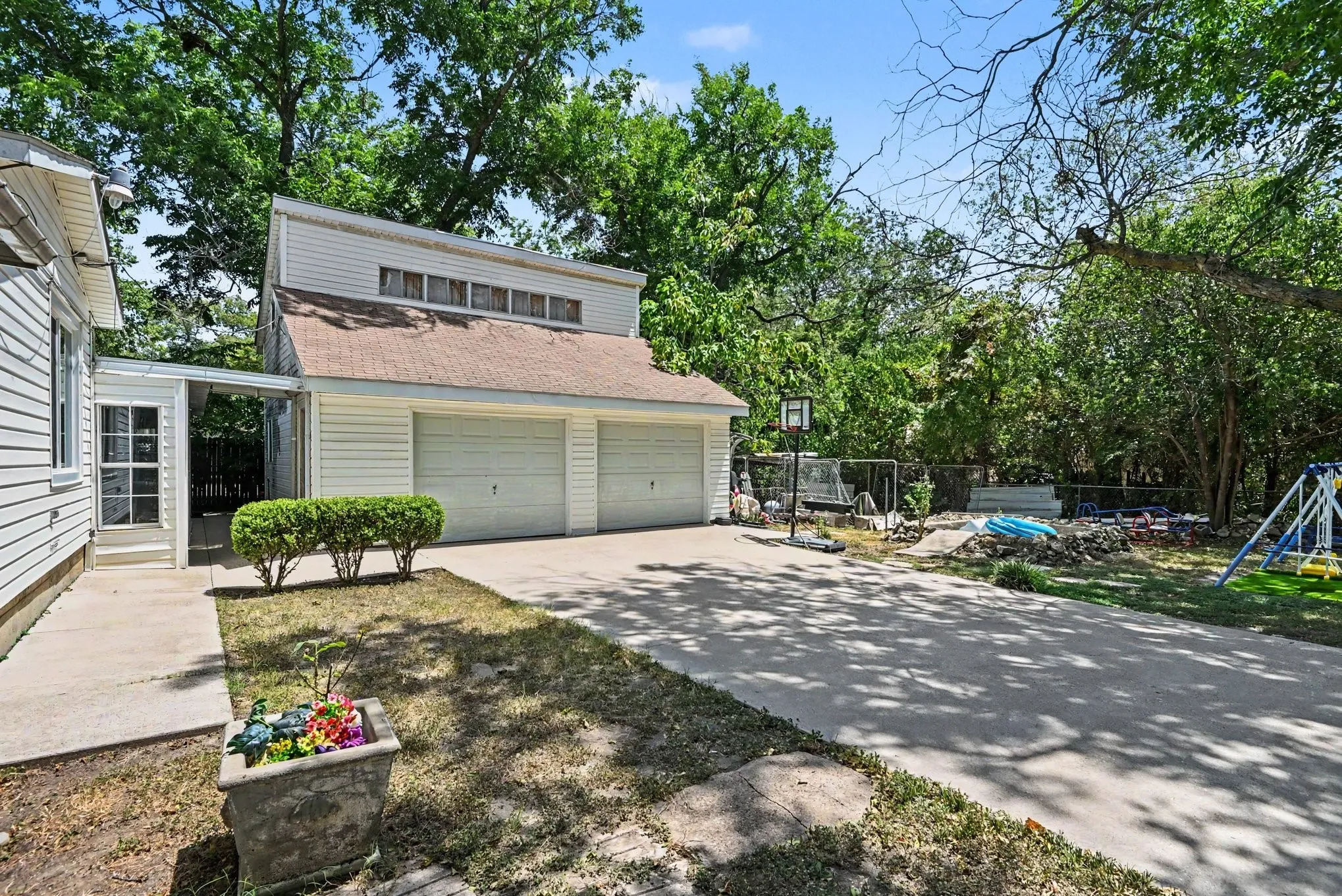 Single Family Residence For Sale in Tarrant County , 5533 Yeary Street, Sansom Park, Texas 76114, 4 Bedroom, 2 Bathroom, 2 Garage spaces, 1,616 Sqft, built in 1945, mls#21355390, Real Estate Agent in Sansom Park, Homes For Sale in Tarrant county, Homes For Sale in Sansom Park, Realtor in Sansom Park Texas, Real Estate Brokerage Independent Realty Texas, Luminita Cordes Realtor
