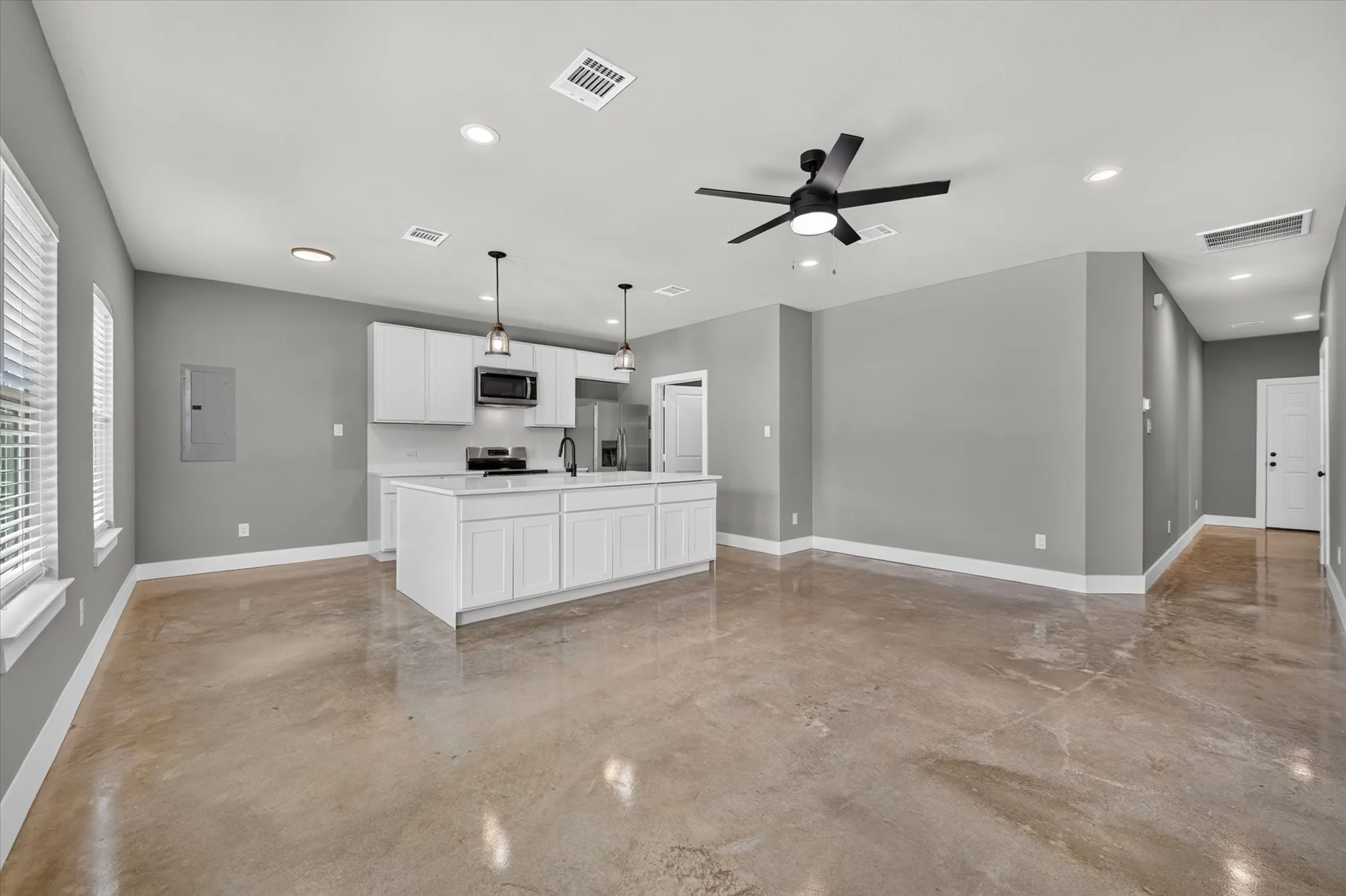 Great flow to the home from front door to kitchen and into utility room and garage.