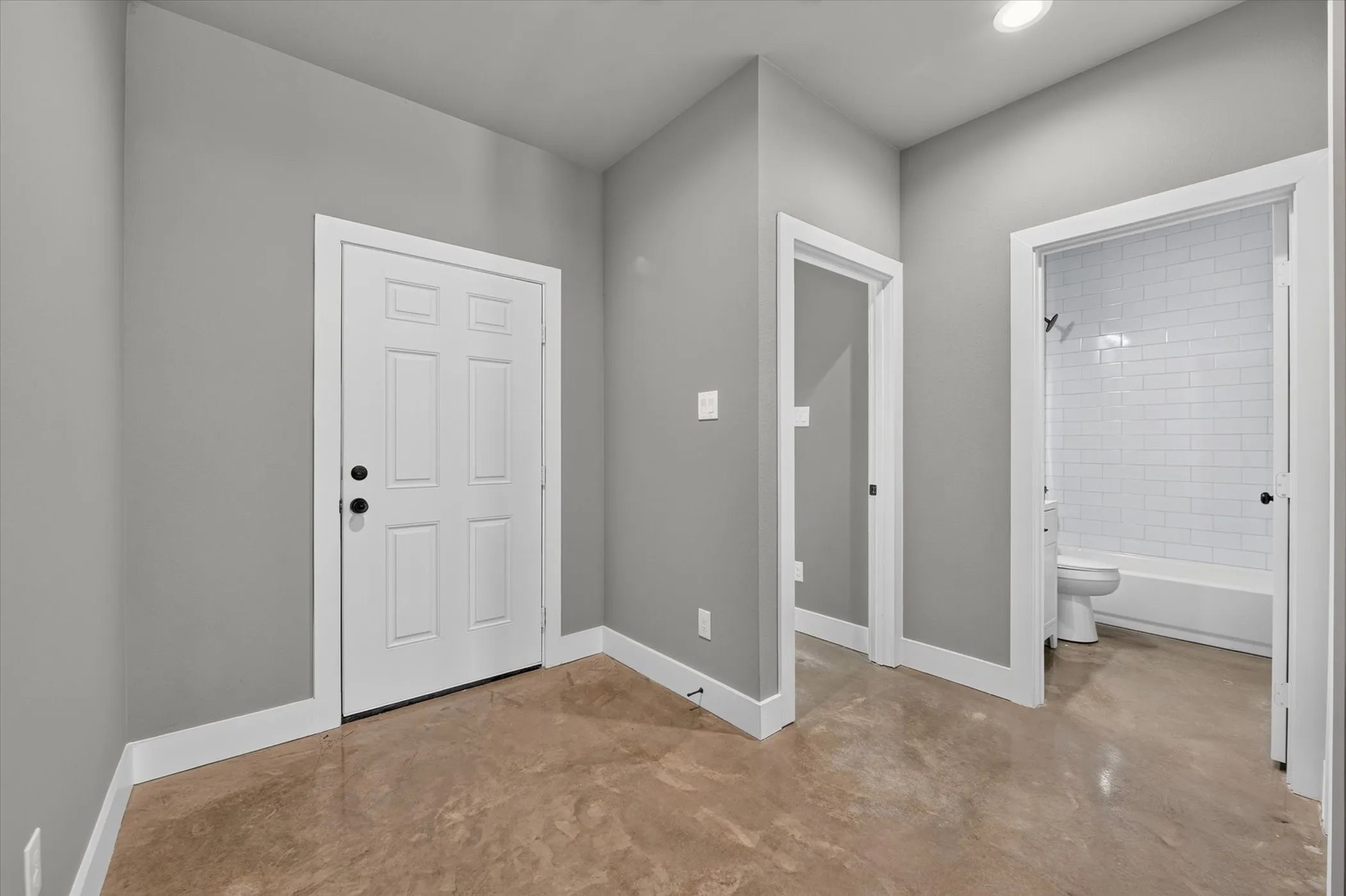 Front foyer with entry to 2 bedrooms and full bath.