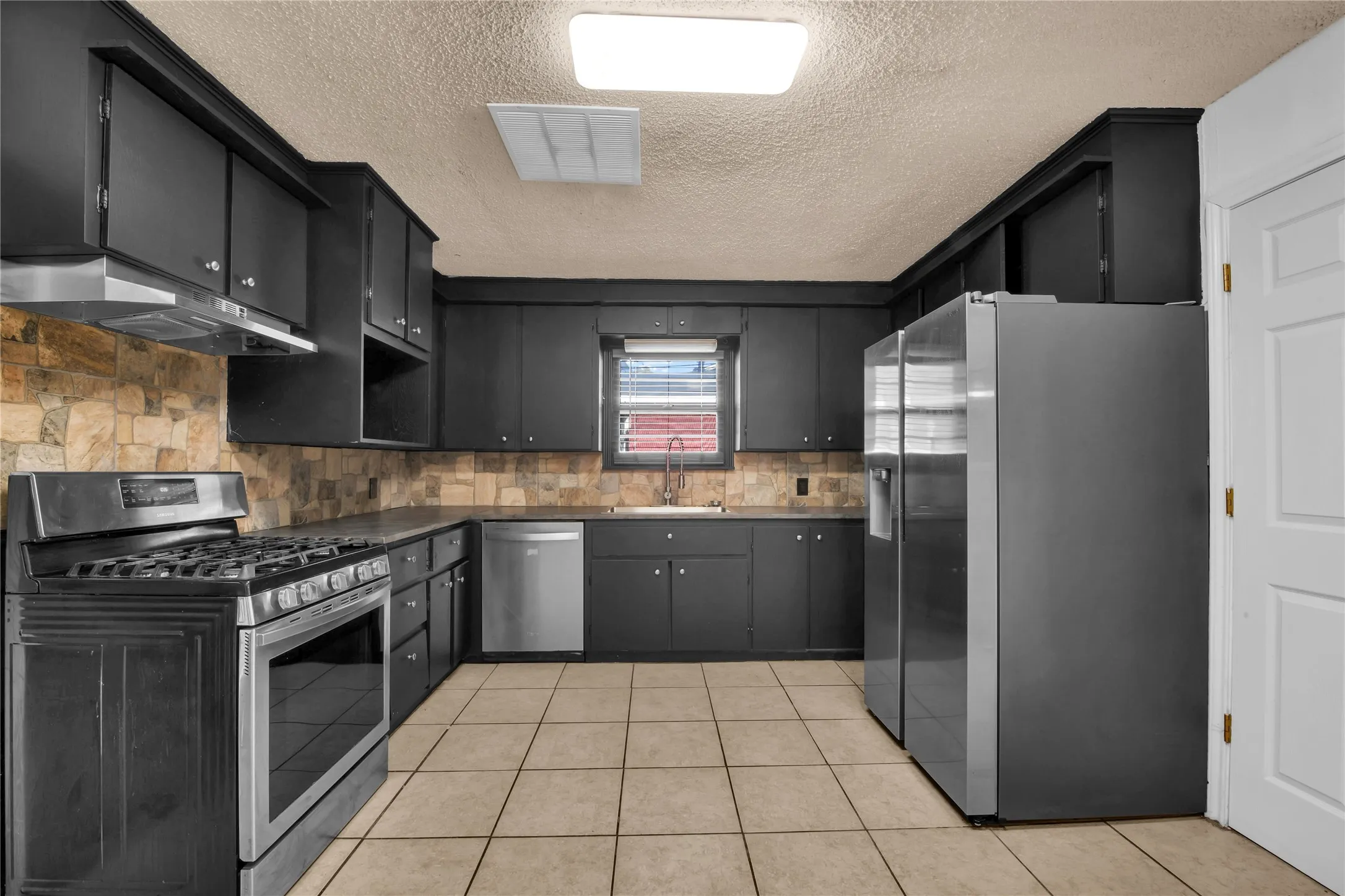 Single Family Residence For Sale in Tarrant County , 3905 Dakota Trail, Lake Worth, Texas 76135, 4 Bedroom, 2 Bathroom, Garage spaces, 1,915 Sqft, built in 1959, mls#21355397, Real Estate Agent in Lake Worth, Homes For Sale in Tarrant county, Homes For Sale in Lake Worth, Realtor in Lake Worth Texas, Real Estate Brokerage Independent Realty Texas, Luminita Cordes Realtor