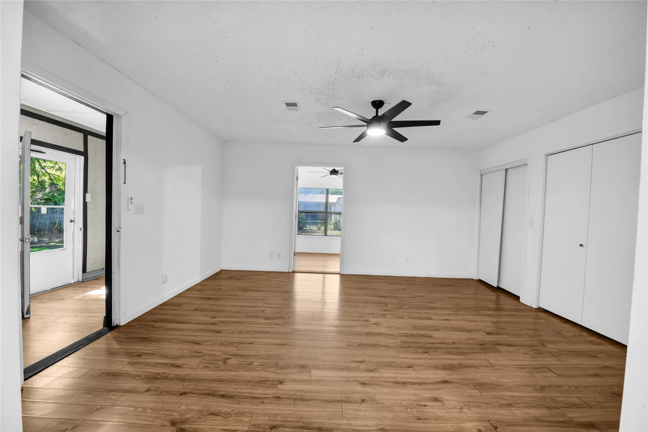 Single Family Residence For Sale in Tarrant County , 3905 Dakota Trail, Lake Worth, Texas 76135, 4 Bedroom, 2 Bathroom, Garage spaces, 1,915 Sqft, built in 1959, mls#21355397, Real Estate Agent in Lake Worth, Homes For Sale in Tarrant county, Homes For Sale in Lake Worth, Realtor in Lake Worth Texas, Real Estate Brokerage Independent Realty Texas, Luminita Cordes Realtor