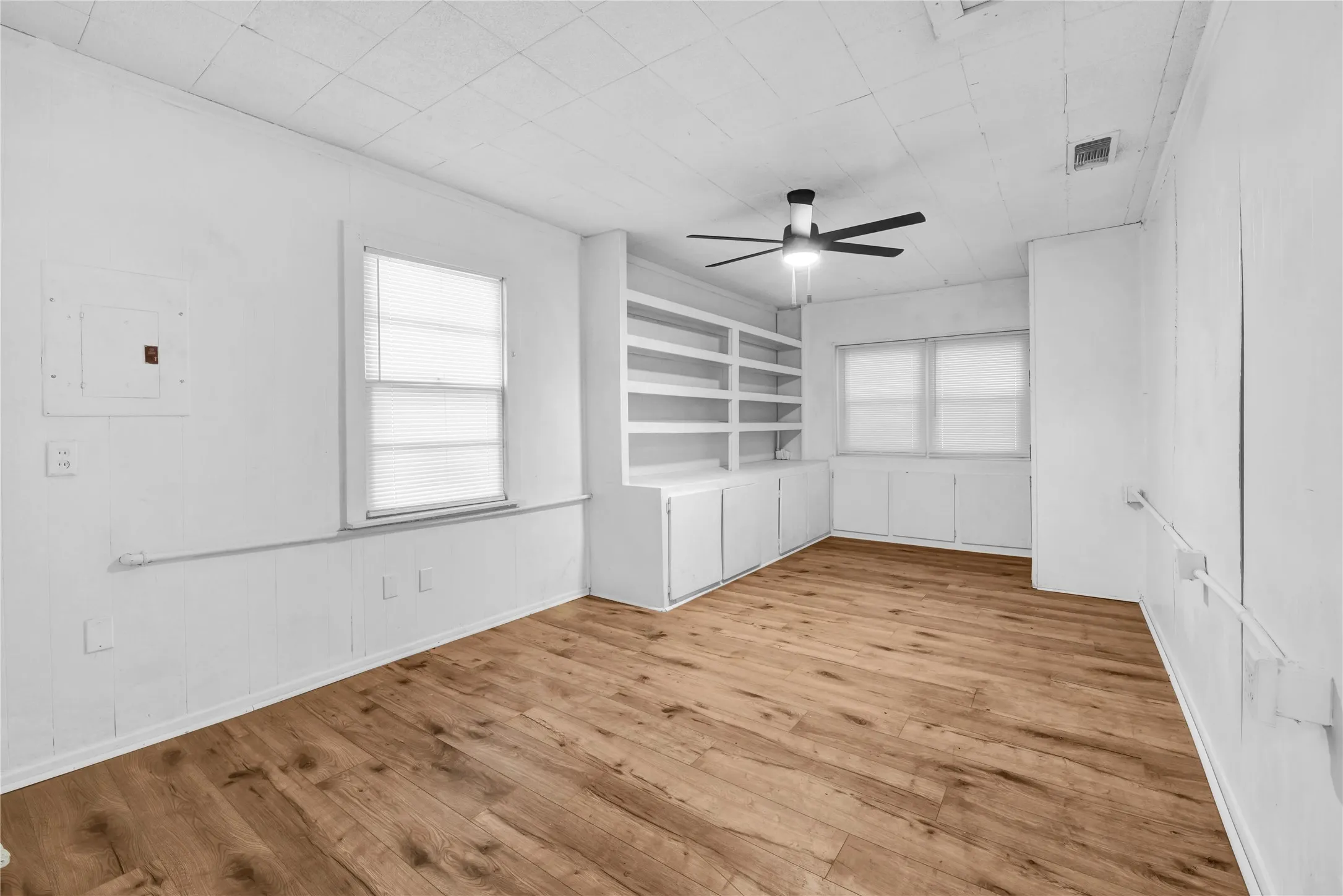 Single Family Residence For Sale in Tarrant County , 3905 Dakota Trail, Lake Worth, Texas 76135, 4 Bedroom, 2 Bathroom, Garage spaces, 1,915 Sqft, built in 1959, mls#21355397, Real Estate Agent in Lake Worth, Homes For Sale in Tarrant county, Homes For Sale in Lake Worth, Realtor in Lake Worth Texas, Real Estate Brokerage Independent Realty Texas, Luminita Cordes Realtor