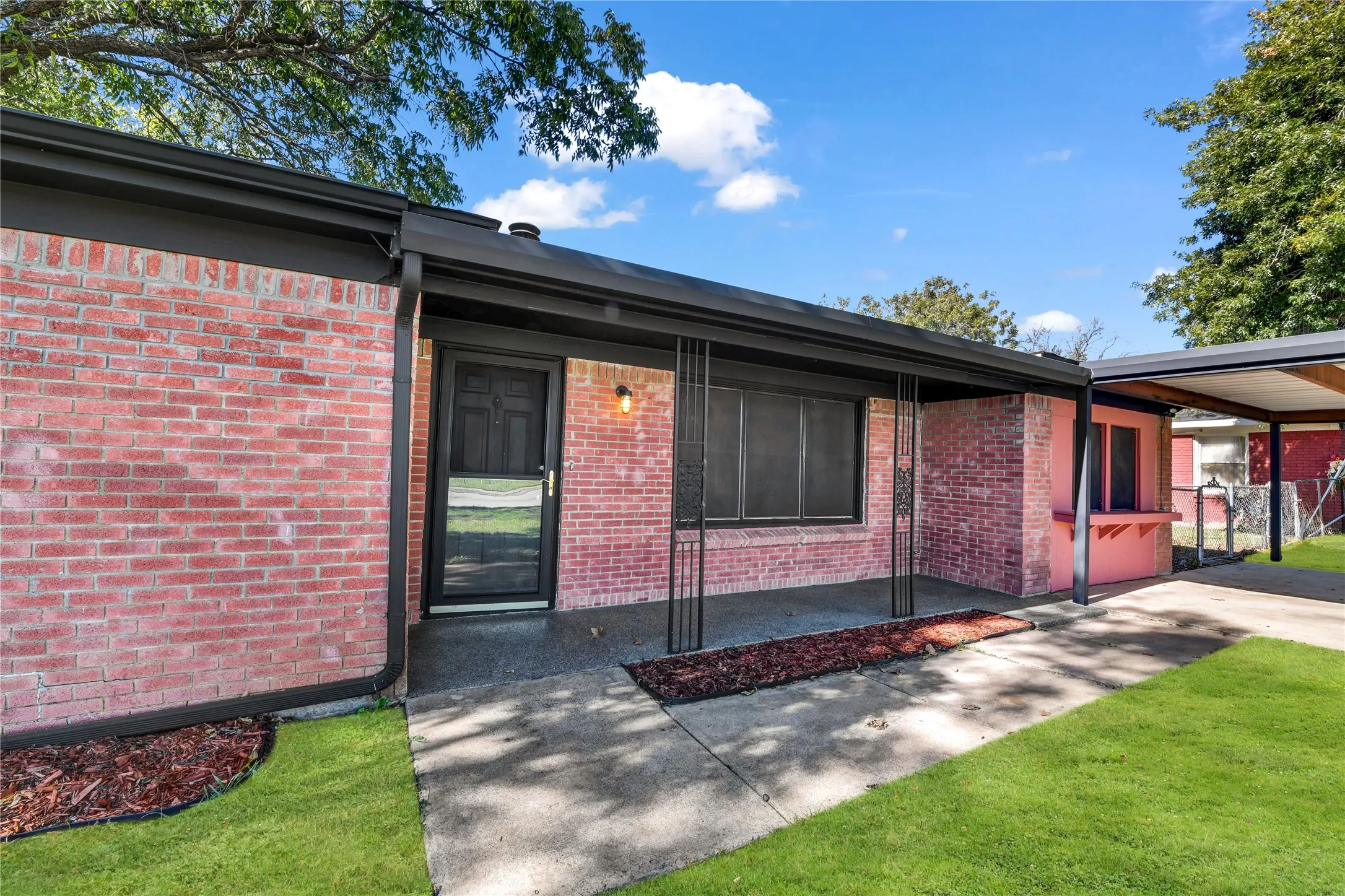 Single Family Residence For Sale in Tarrant County , 3905 Dakota Trail, Lake Worth, Texas 76135, 4 Bedroom, 2 Bathroom, Garage spaces, 1,915 Sqft, built in 1959, mls#21355397, Real Estate Agent in Lake Worth, Homes For Sale in Tarrant county, Homes For Sale in Lake Worth, Realtor in Lake Worth Texas, Real Estate Brokerage Independent Realty Texas, Luminita Cordes Realtor