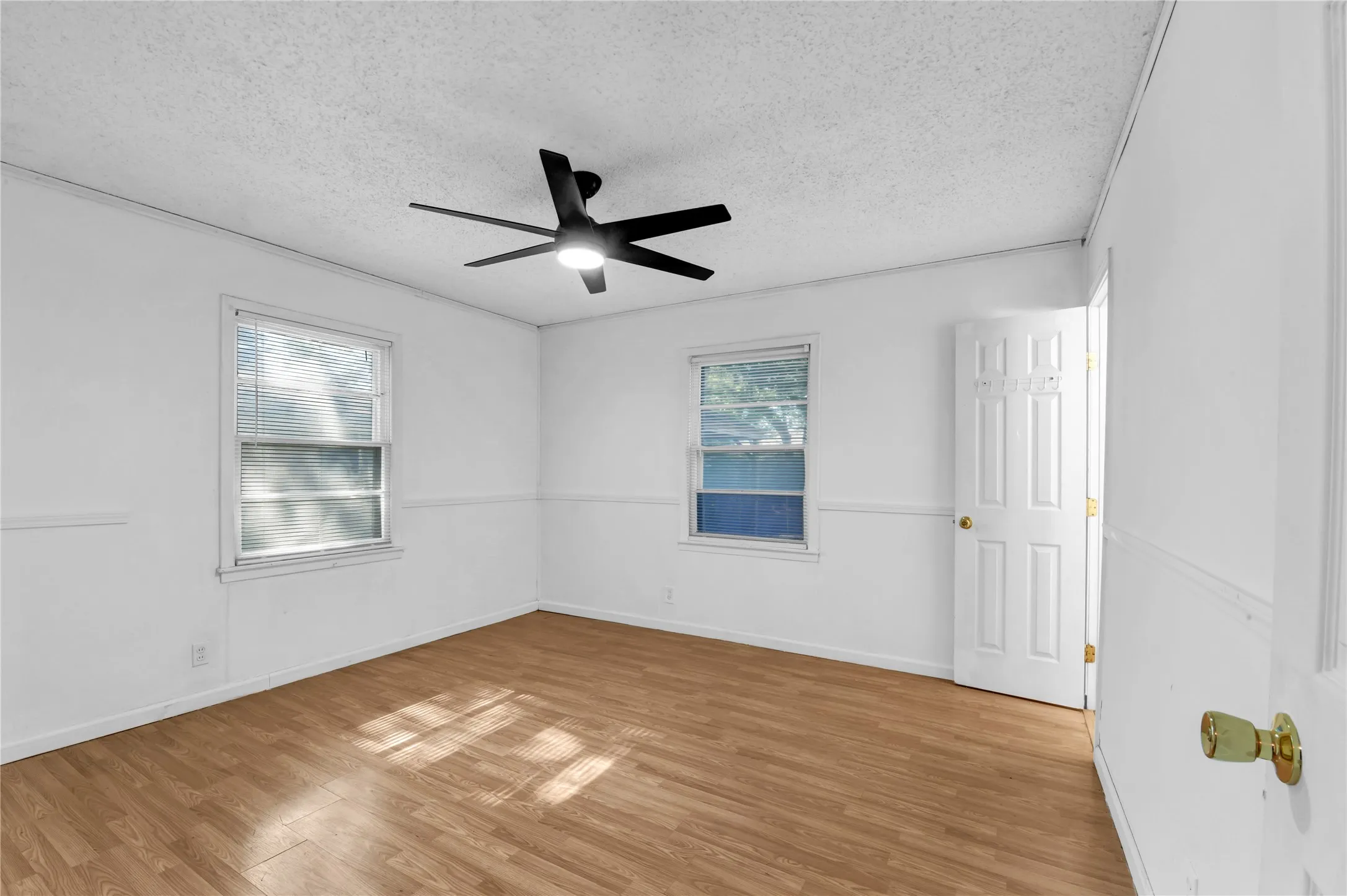 Single Family Residence For Sale in Tarrant County , 3905 Dakota Trail, Lake Worth, Texas 76135, 4 Bedroom, 2 Bathroom, Garage spaces, 1,915 Sqft, built in 1959, mls#21355397, Real Estate Agent in Lake Worth, Homes For Sale in Tarrant county, Homes For Sale in Lake Worth, Realtor in Lake Worth Texas, Real Estate Brokerage Independent Realty Texas, Luminita Cordes Realtor