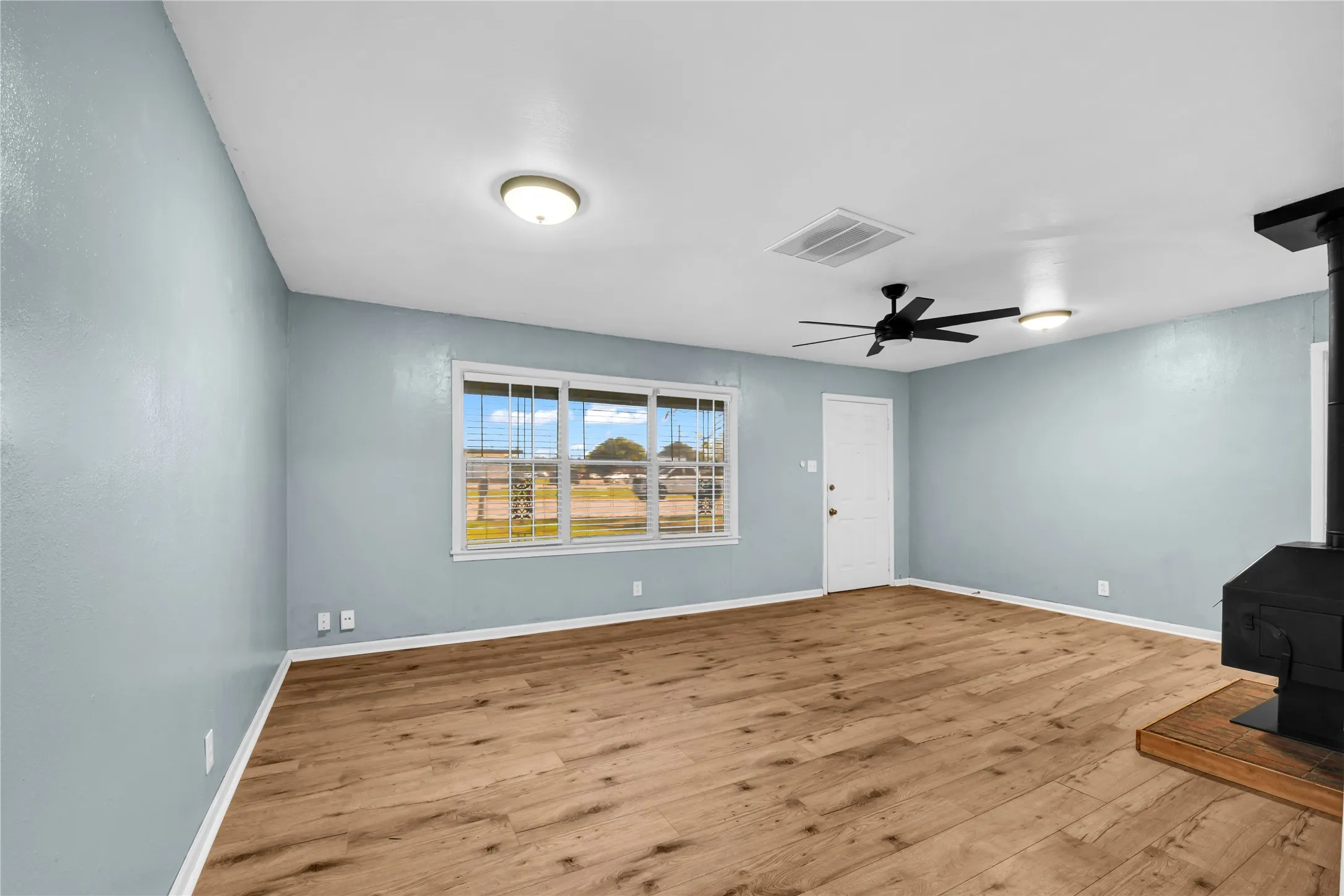 Single Family Residence For Sale in Tarrant County , 3905 Dakota Trail, Lake Worth, Texas 76135, 4 Bedroom, 2 Bathroom, Garage spaces, 1,915 Sqft, built in 1959, mls#21355397, Real Estate Agent in Lake Worth, Homes For Sale in Tarrant county, Homes For Sale in Lake Worth, Realtor in Lake Worth Texas, Real Estate Brokerage Independent Realty Texas, Luminita Cordes Realtor