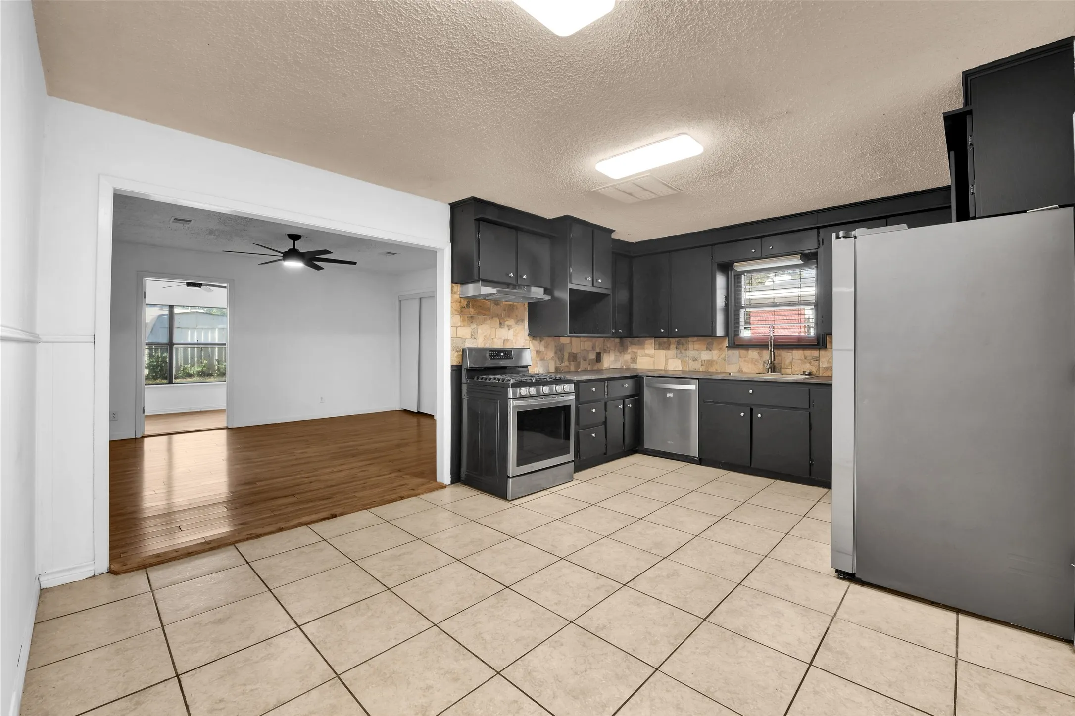 Single Family Residence For Sale in Tarrant County , 3905 Dakota Trail, Lake Worth, Texas 76135, 4 Bedroom, 2 Bathroom, Garage spaces, 1,915 Sqft, built in 1959, mls#21355397, Real Estate Agent in Lake Worth, Homes For Sale in Tarrant county, Homes For Sale in Lake Worth, Realtor in Lake Worth Texas, Real Estate Brokerage Independent Realty Texas, Luminita Cordes Realtor