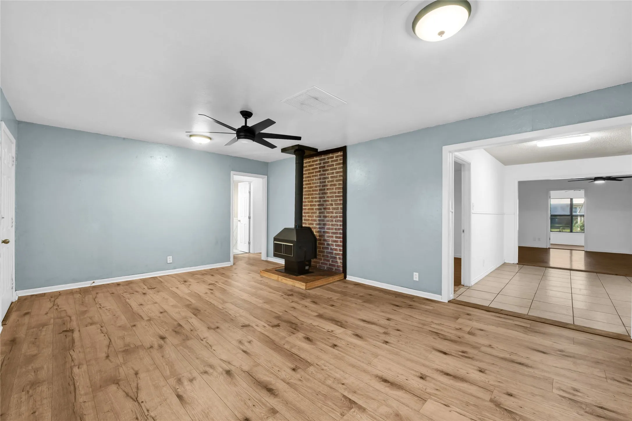 Single Family Residence For Sale in Tarrant County , 3905 Dakota Trail, Lake Worth, Texas 76135, 4 Bedroom, 2 Bathroom, Garage spaces, 1,915 Sqft, built in 1959, mls#21355397, Real Estate Agent in Lake Worth, Homes For Sale in Tarrant county, Homes For Sale in Lake Worth, Realtor in Lake Worth Texas, Real Estate Brokerage Independent Realty Texas, Luminita Cordes Realtor