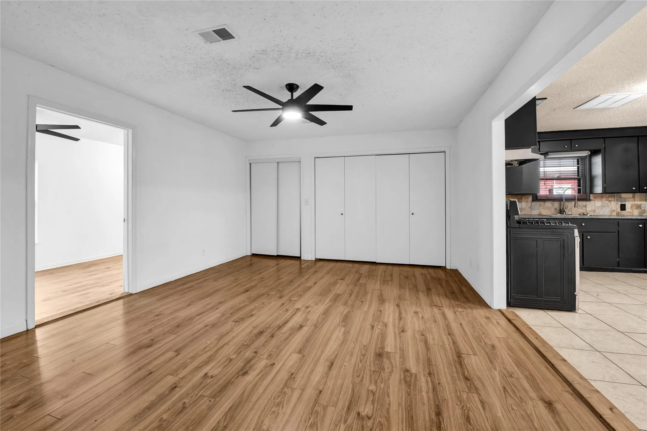Single Family Residence For Sale in Tarrant County , 3905 Dakota Trail, Lake Worth, Texas 76135, 4 Bedroom, 2 Bathroom, Garage spaces, 1,915 Sqft, built in 1959, mls#21355397, Real Estate Agent in Lake Worth, Homes For Sale in Tarrant county, Homes For Sale in Lake Worth, Realtor in Lake Worth Texas, Real Estate Brokerage Independent Realty Texas, Luminita Cordes Realtor