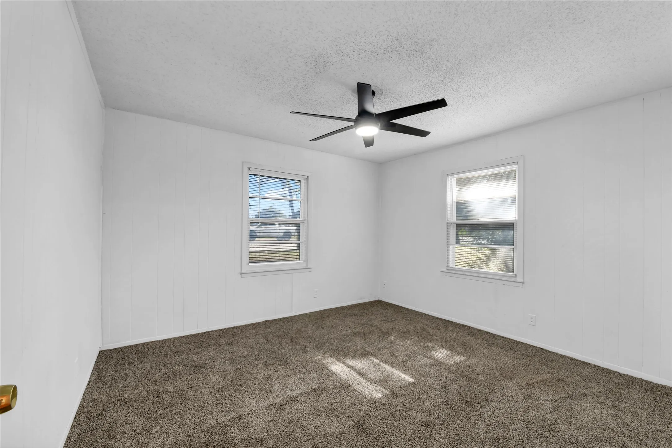 Single Family Residence For Sale in Tarrant County , 3905 Dakota Trail, Lake Worth, Texas 76135, 4 Bedroom, 2 Bathroom, Garage spaces, 1,915 Sqft, built in 1959, mls#21355397, Real Estate Agent in Lake Worth, Homes For Sale in Tarrant county, Homes For Sale in Lake Worth, Realtor in Lake Worth Texas, Real Estate Brokerage Independent Realty Texas, Luminita Cordes Realtor