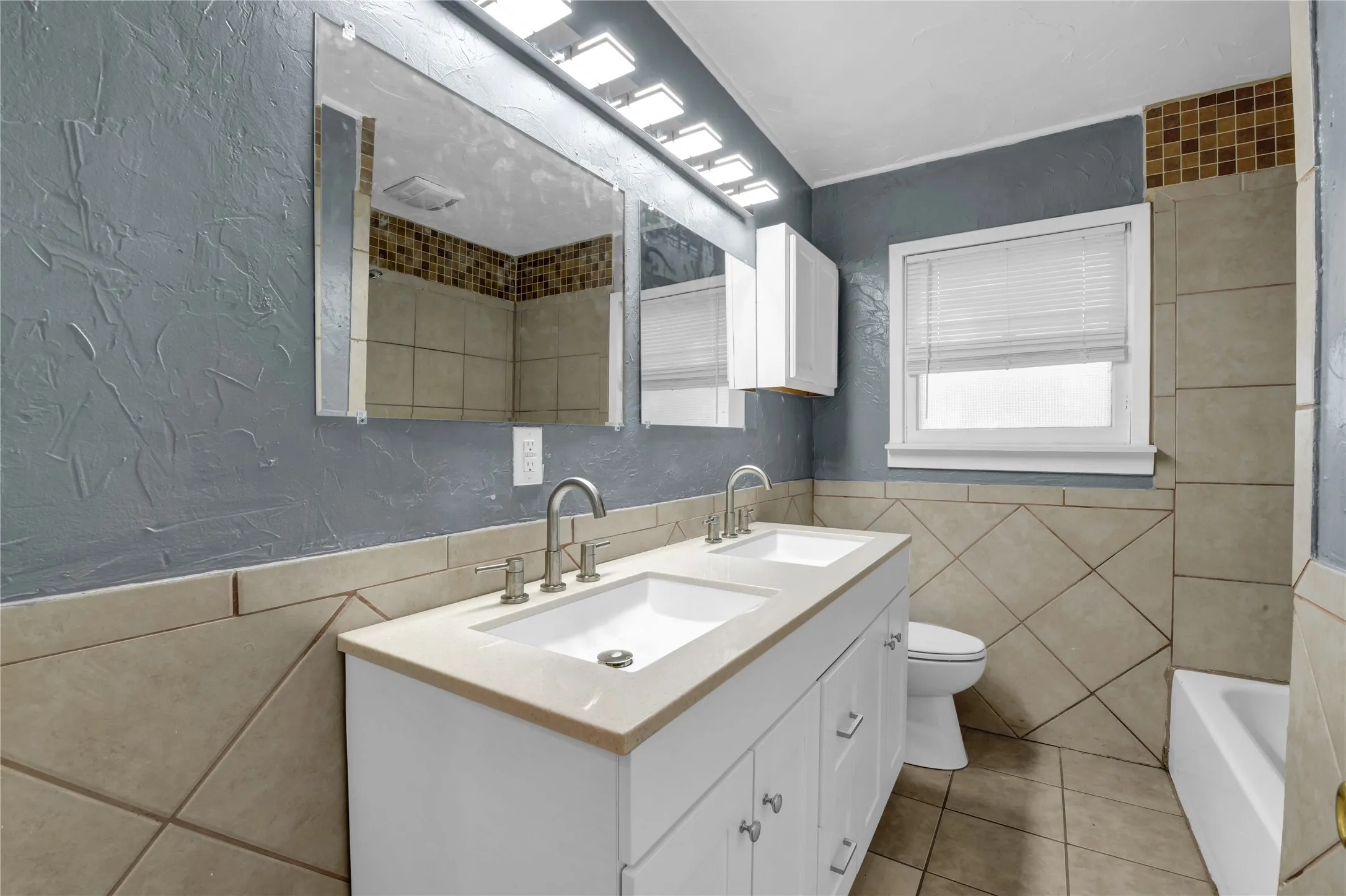 Single Family Residence For Sale in Tarrant County , 3905 Dakota Trail, Lake Worth, Texas 76135, 4 Bedroom, 2 Bathroom, Garage spaces, 1,915 Sqft, built in 1959, mls#21355397, Real Estate Agent in Lake Worth, Homes For Sale in Tarrant county, Homes For Sale in Lake Worth, Realtor in Lake Worth Texas, Real Estate Brokerage Independent Realty Texas, Luminita Cordes Realtor