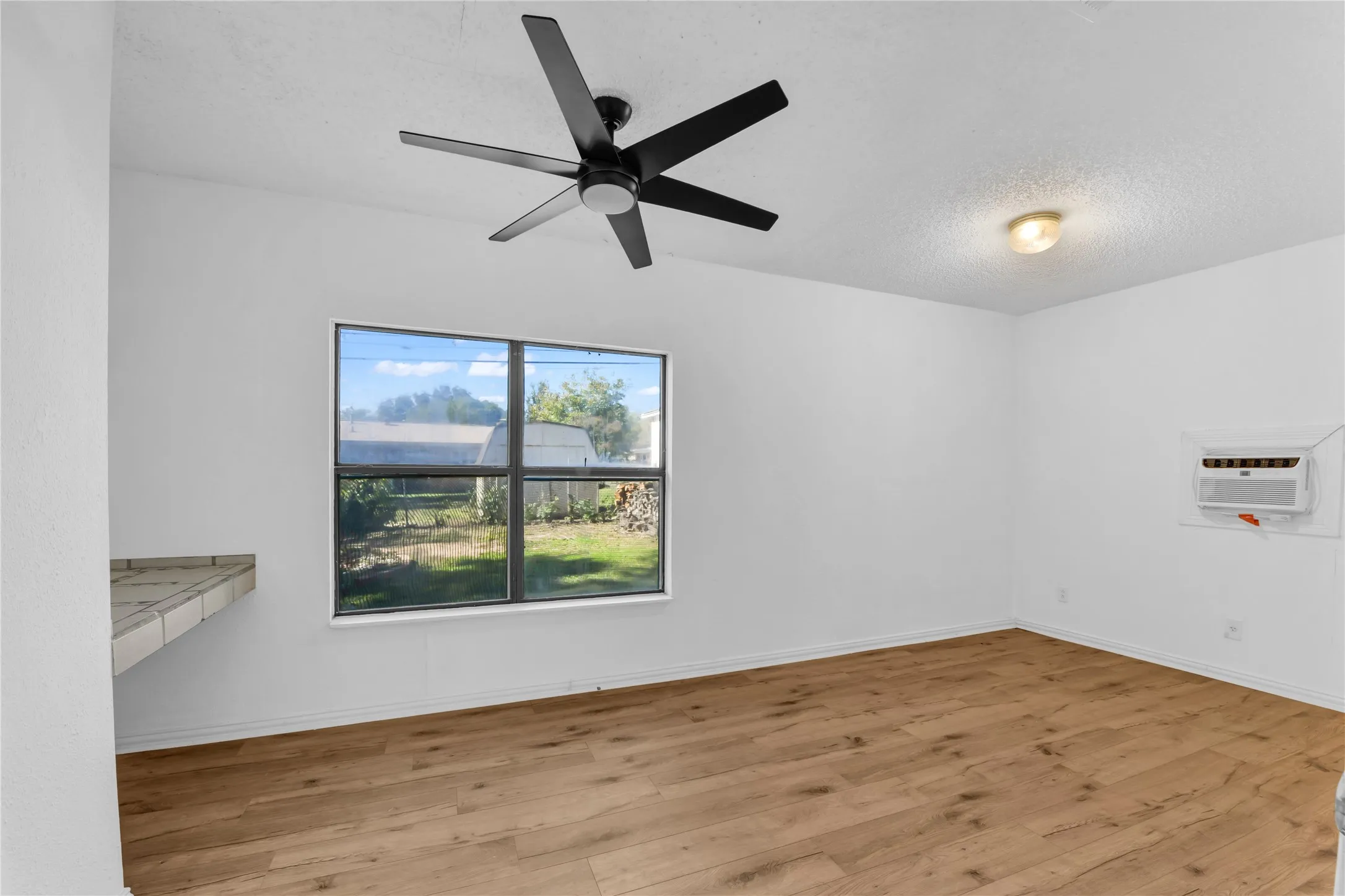 Single Family Residence For Sale in Tarrant County , 3905 Dakota Trail, Lake Worth, Texas 76135, 4 Bedroom, 2 Bathroom, Garage spaces, 1,915 Sqft, built in 1959, mls#21355397, Real Estate Agent in Lake Worth, Homes For Sale in Tarrant county, Homes For Sale in Lake Worth, Realtor in Lake Worth Texas, Real Estate Brokerage Independent Realty Texas, Luminita Cordes Realtor