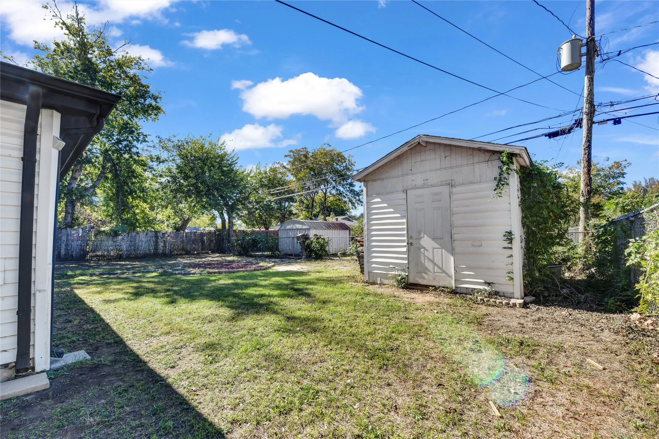 Single Family Residence For Sale in Tarrant County , 3905 Dakota Trail, Lake Worth, Texas 76135, 4 Bedroom, 2 Bathroom, Garage spaces, 1,915 Sqft, built in 1959, mls#21355397, Real Estate Agent in Lake Worth, Homes For Sale in Tarrant county, Homes For Sale in Lake Worth, Realtor in Lake Worth Texas, Real Estate Brokerage Independent Realty Texas, Luminita Cordes Realtor