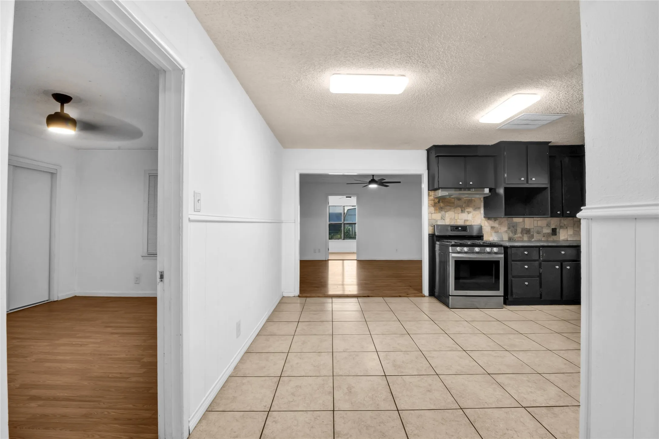 Single Family Residence For Sale in Tarrant County , 3905 Dakota Trail, Lake Worth, Texas 76135, 4 Bedroom, 2 Bathroom, Garage spaces, 1,915 Sqft, built in 1959, mls#21355397, Real Estate Agent in Lake Worth, Homes For Sale in Tarrant county, Homes For Sale in Lake Worth, Realtor in Lake Worth Texas, Real Estate Brokerage Independent Realty Texas, Luminita Cordes Realtor