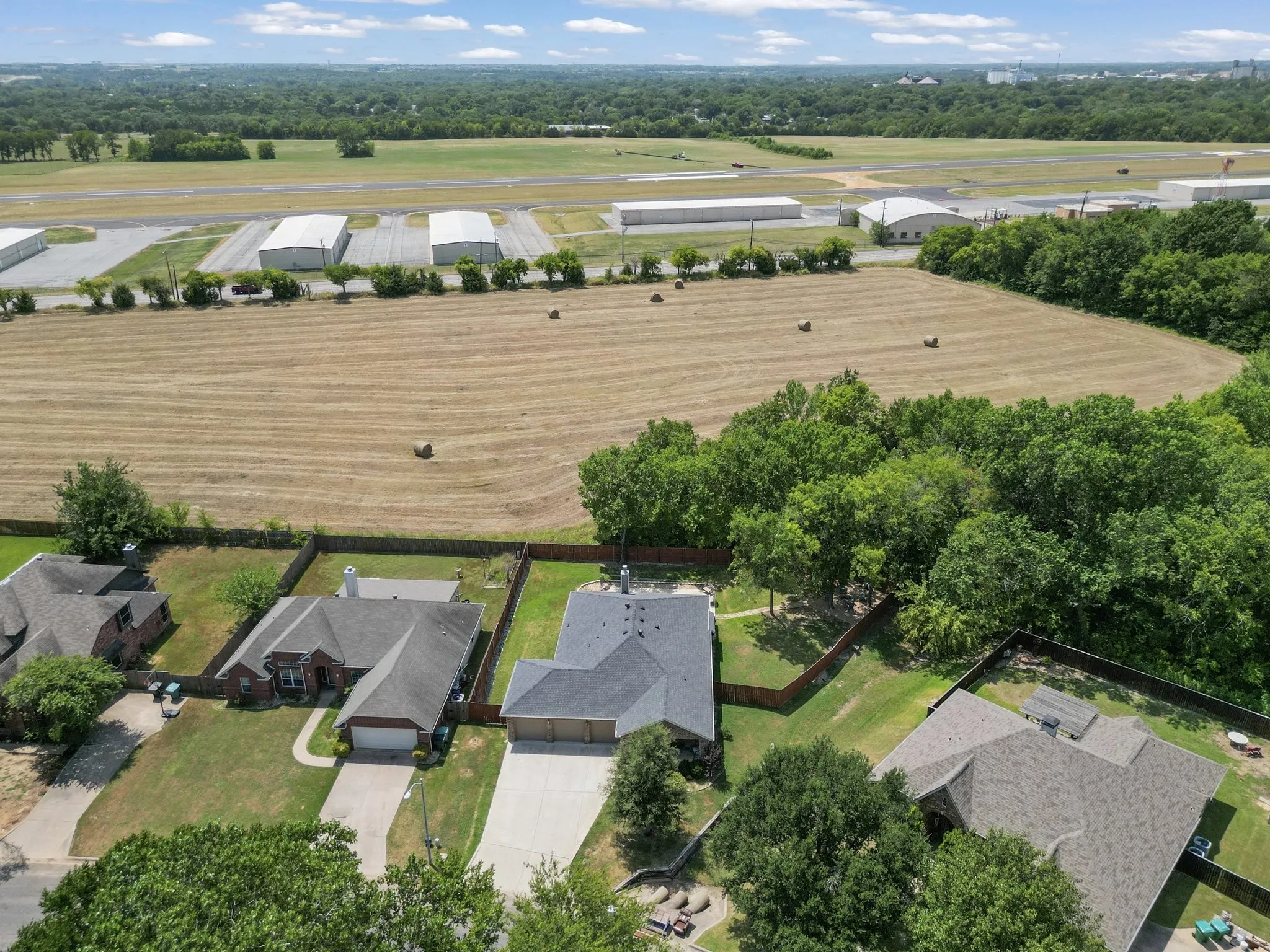 Aerial view of the property and Diamond Tee Estates neighborhood in Sherman, Texas.