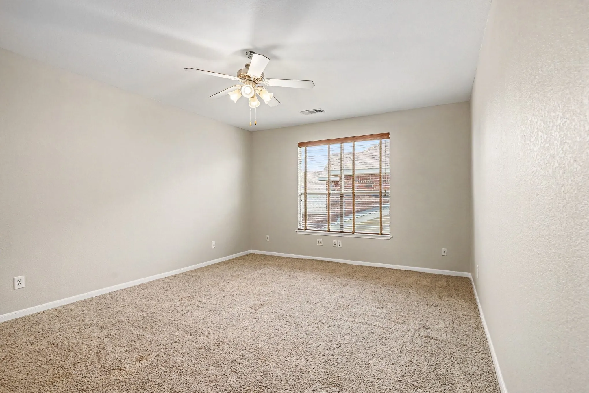 Single Family Residence For Sale in Tarrant County , 9805 Lacey Lane, Fort Worth, Texas 76244, 4 Bedroom, 3 Bathroom, 3 Garage spaces, 2,630 Sqft, built in 2004, mls#21354588, Real Estate Agent in Fort Worth, Homes For Sale in Tarrant county, Homes For Sale in Fort Worth, Realtor in Fort Worth Texas, Real Estate Brokerage Independent Realty Texas, Luminita Cordes Realtor