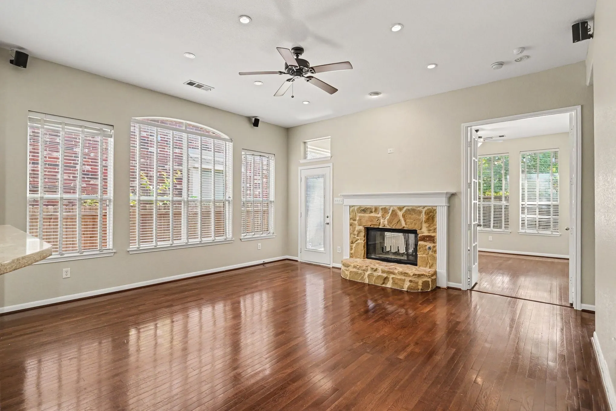 Single Family Residence For Sale in Tarrant County , 9805 Lacey Lane, Fort Worth, Texas 76244, 4 Bedroom, 3 Bathroom, 3 Garage spaces, 2,630 Sqft, built in 2004, mls#21354588, Real Estate Agent in Fort Worth, Homes For Sale in Tarrant county, Homes For Sale in Fort Worth, Realtor in Fort Worth Texas, Real Estate Brokerage Independent Realty Texas, Luminita Cordes Realtor