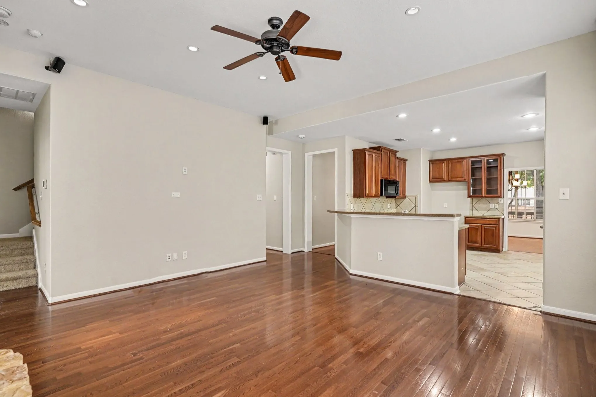 Single Family Residence For Sale in Tarrant County , 9805 Lacey Lane, Fort Worth, Texas 76244, 4 Bedroom, 3 Bathroom, 3 Garage spaces, 2,630 Sqft, built in 2004, mls#21354588, Real Estate Agent in Fort Worth, Homes For Sale in Tarrant county, Homes For Sale in Fort Worth, Realtor in Fort Worth Texas, Real Estate Brokerage Independent Realty Texas, Luminita Cordes Realtor