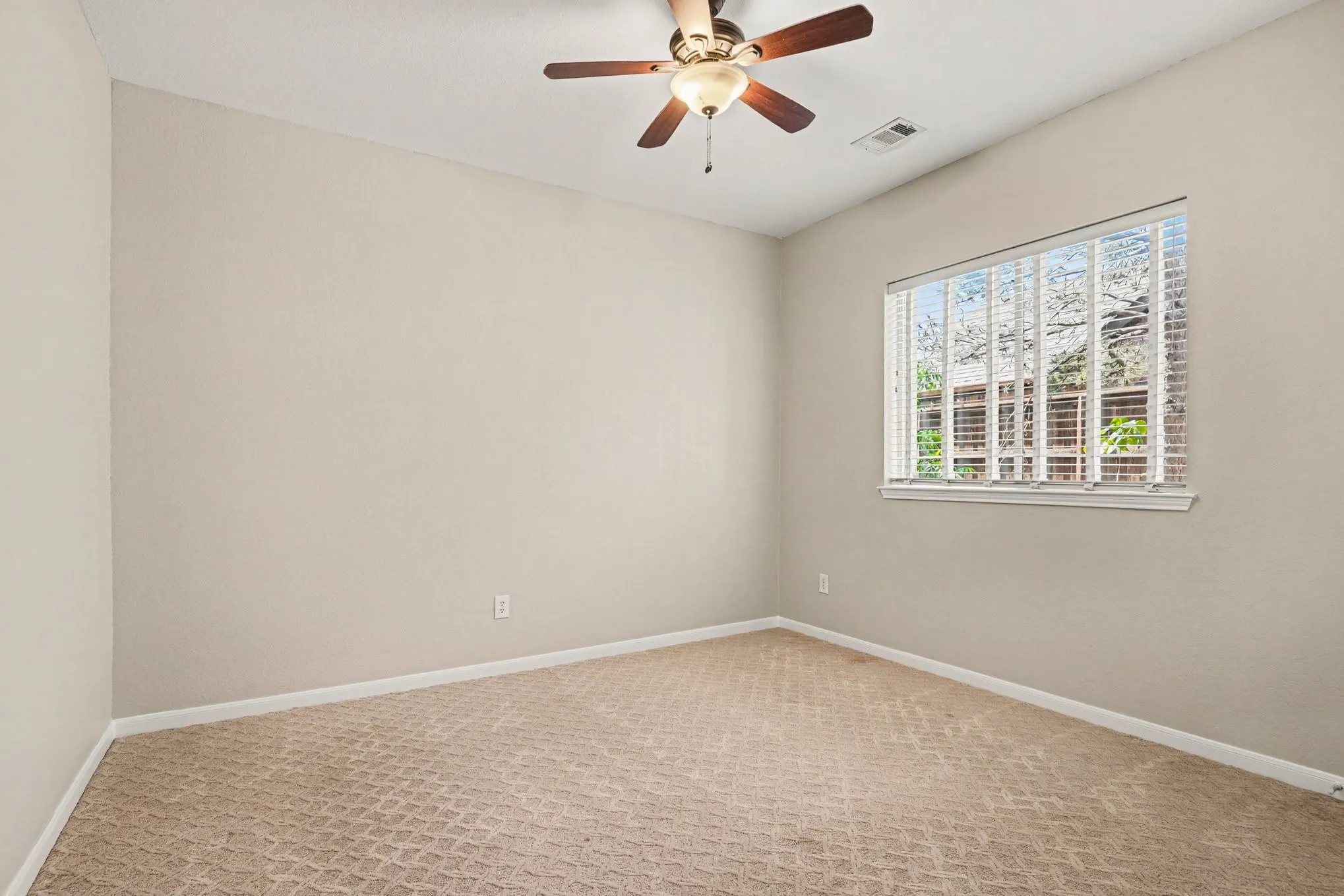 Single Family Residence For Sale in Tarrant County , 9805 Lacey Lane, Fort Worth, Texas 76244, 4 Bedroom, 3 Bathroom, 3 Garage spaces, 2,630 Sqft, built in 2004, mls#21354588, Real Estate Agent in Fort Worth, Homes For Sale in Tarrant county, Homes For Sale in Fort Worth, Realtor in Fort Worth Texas, Real Estate Brokerage Independent Realty Texas, Luminita Cordes Realtor