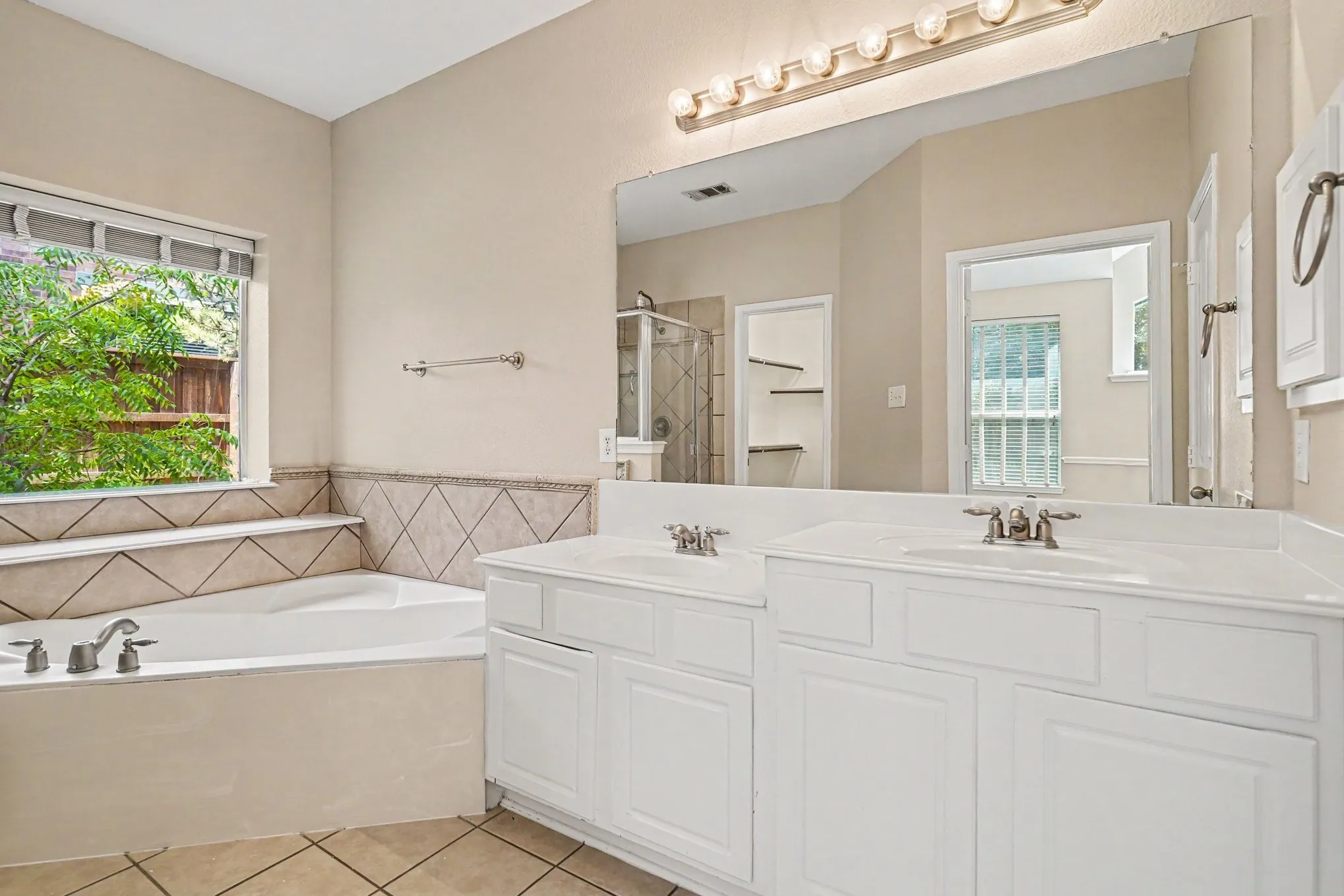 Single Family Residence For Sale in Tarrant County , 9805 Lacey Lane, Fort Worth, Texas 76244, 4 Bedroom, 3 Bathroom, 3 Garage spaces, 2,630 Sqft, built in 2004, mls#21354588, Real Estate Agent in Fort Worth, Homes For Sale in Tarrant county, Homes For Sale in Fort Worth, Realtor in Fort Worth Texas, Real Estate Brokerage Independent Realty Texas, Luminita Cordes Realtor