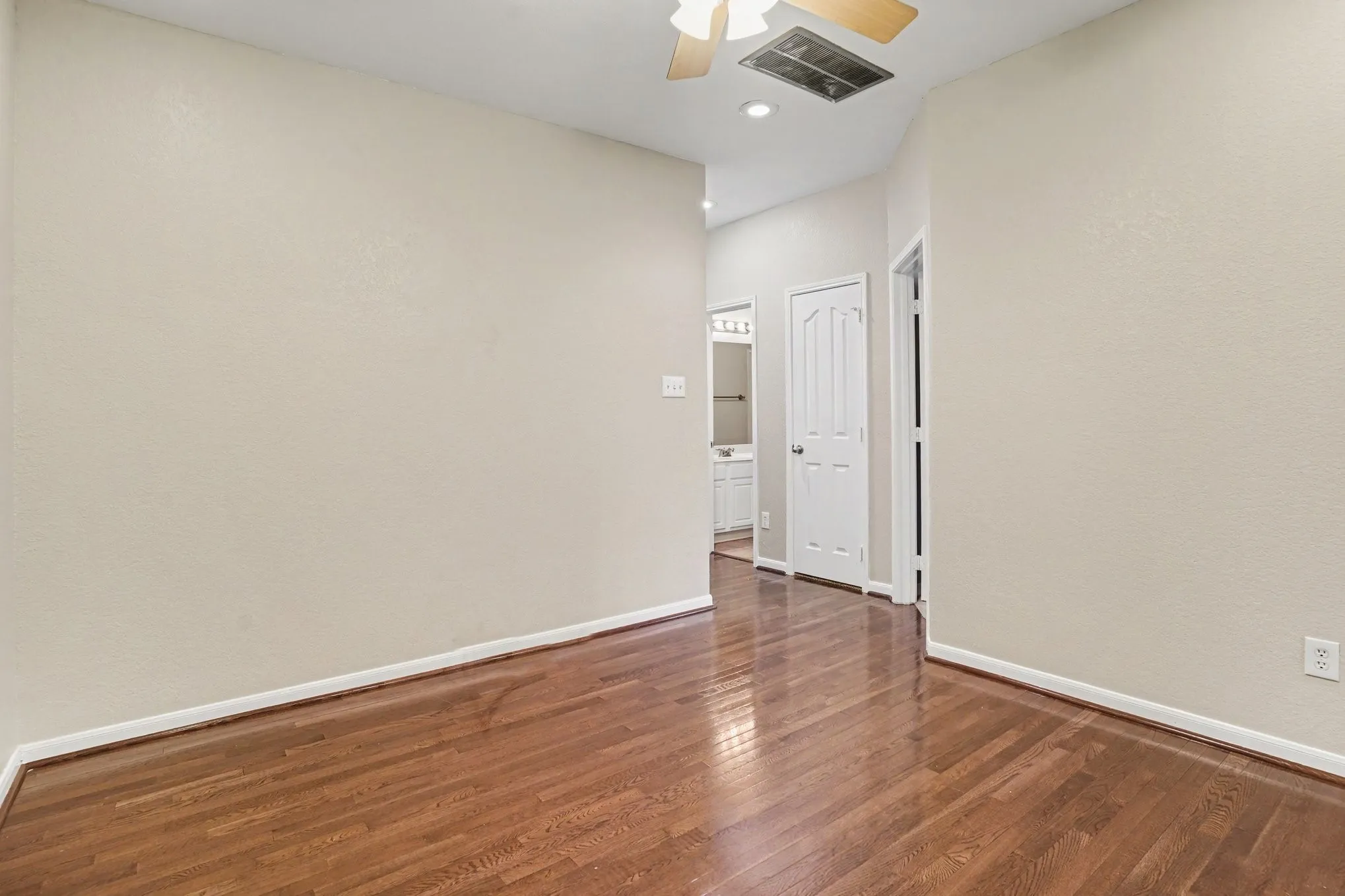 Single Family Residence For Sale in Tarrant County , 9805 Lacey Lane, Fort Worth, Texas 76244, 4 Bedroom, 3 Bathroom, 3 Garage spaces, 2,630 Sqft, built in 2004, mls#21354588, Real Estate Agent in Fort Worth, Homes For Sale in Tarrant county, Homes For Sale in Fort Worth, Realtor in Fort Worth Texas, Real Estate Brokerage Independent Realty Texas, Luminita Cordes Realtor