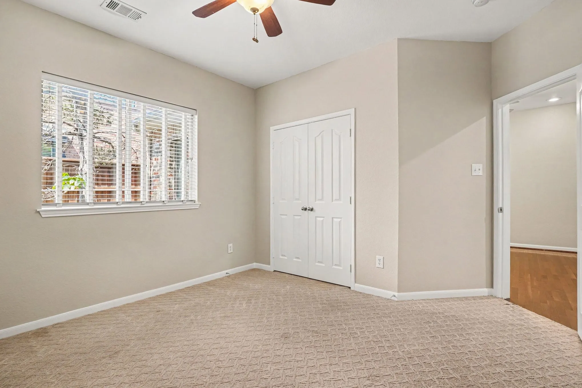 Single Family Residence For Sale in Tarrant County , 9805 Lacey Lane, Fort Worth, Texas 76244, 4 Bedroom, 3 Bathroom, 3 Garage spaces, 2,630 Sqft, built in 2004, mls#21354588, Real Estate Agent in Fort Worth, Homes For Sale in Tarrant county, Homes For Sale in Fort Worth, Realtor in Fort Worth Texas, Real Estate Brokerage Independent Realty Texas, Luminita Cordes Realtor