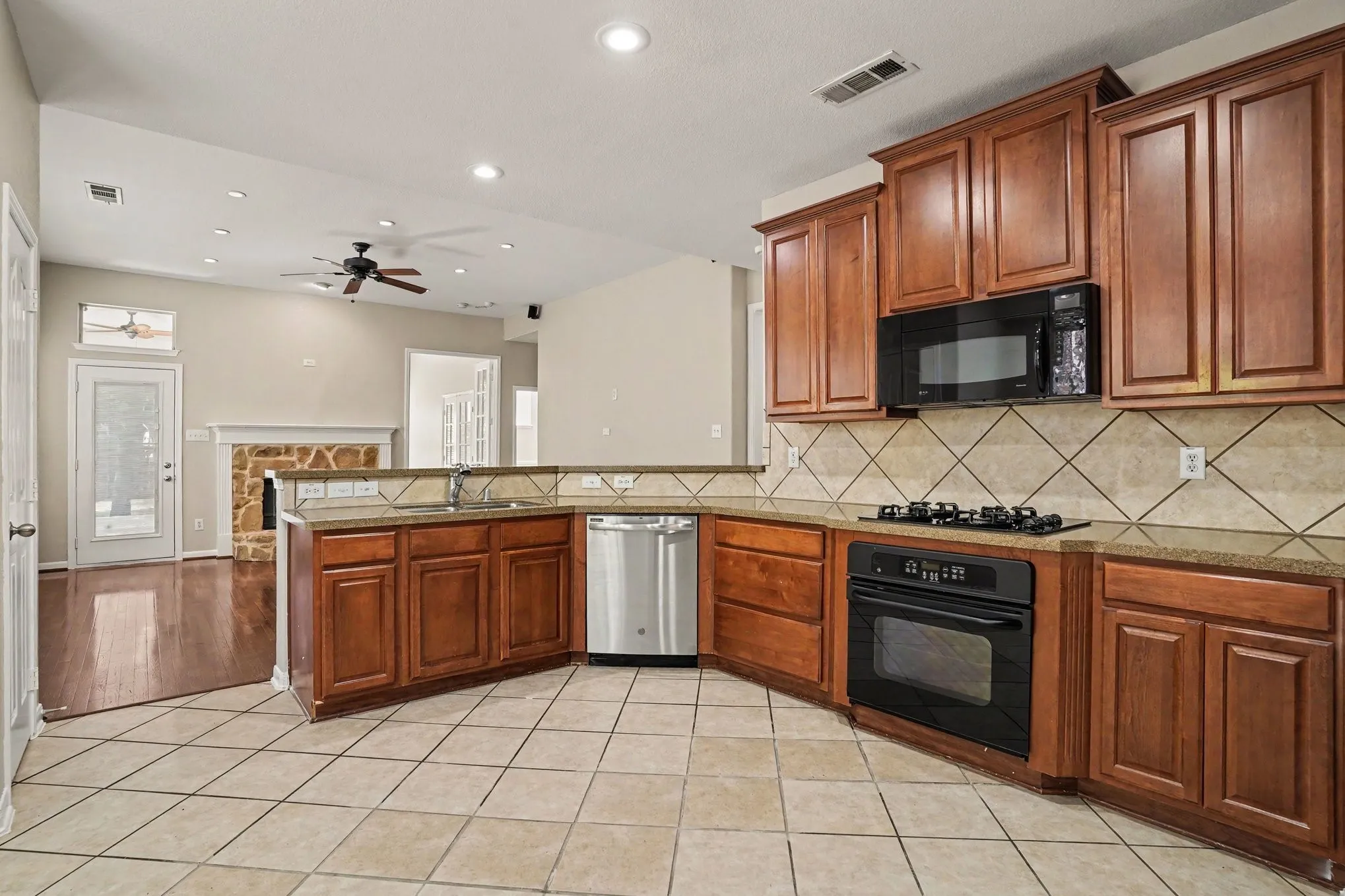 Single Family Residence For Sale in Tarrant County , 9805 Lacey Lane, Fort Worth, Texas 76244, 4 Bedroom, 3 Bathroom, 3 Garage spaces, 2,630 Sqft, built in 2004, mls#21354588, Real Estate Agent in Fort Worth, Homes For Sale in Tarrant county, Homes For Sale in Fort Worth, Realtor in Fort Worth Texas, Real Estate Brokerage Independent Realty Texas, Luminita Cordes Realtor
