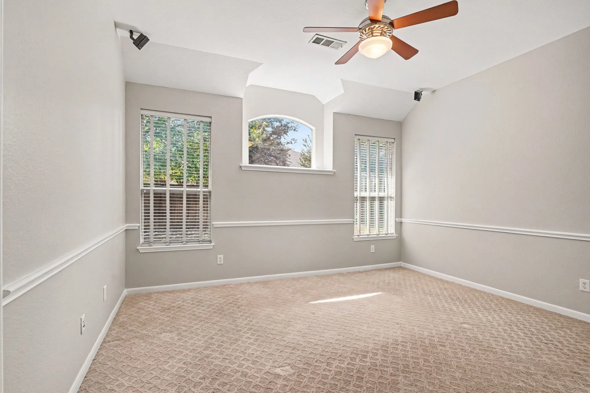 Single Family Residence For Sale in Tarrant County , 9805 Lacey Lane, Fort Worth, Texas 76244, 4 Bedroom, 3 Bathroom, 3 Garage spaces, 2,630 Sqft, built in 2004, mls#21354588, Real Estate Agent in Fort Worth, Homes For Sale in Tarrant county, Homes For Sale in Fort Worth, Realtor in Fort Worth Texas, Real Estate Brokerage Independent Realty Texas, Luminita Cordes Realtor