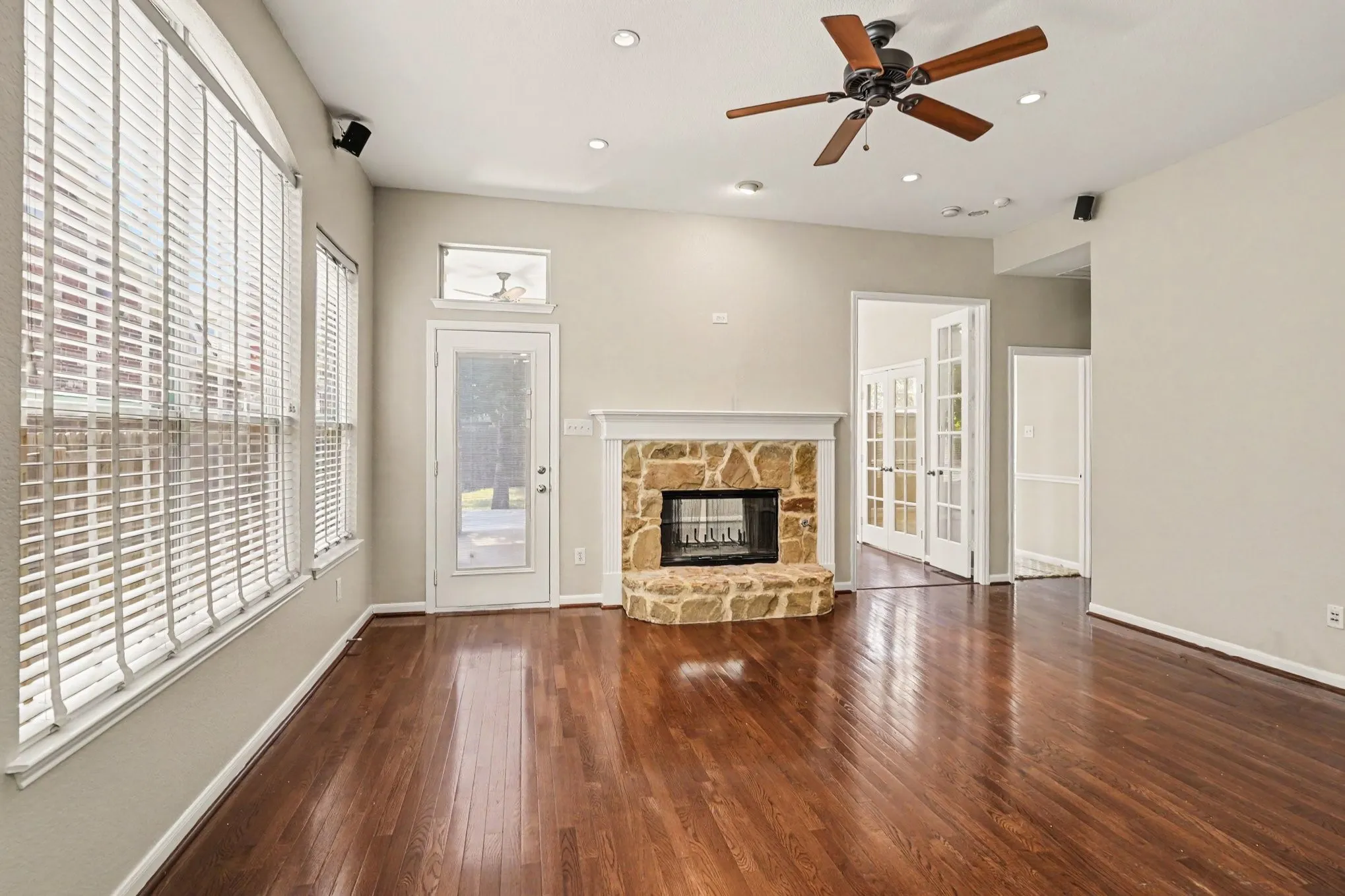 Single Family Residence For Sale in Tarrant County , 9805 Lacey Lane, Fort Worth, Texas 76244, 4 Bedroom, 3 Bathroom, 3 Garage spaces, 2,630 Sqft, built in 2004, mls#21354588, Real Estate Agent in Fort Worth, Homes For Sale in Tarrant county, Homes For Sale in Fort Worth, Realtor in Fort Worth Texas, Real Estate Brokerage Independent Realty Texas, Luminita Cordes Realtor