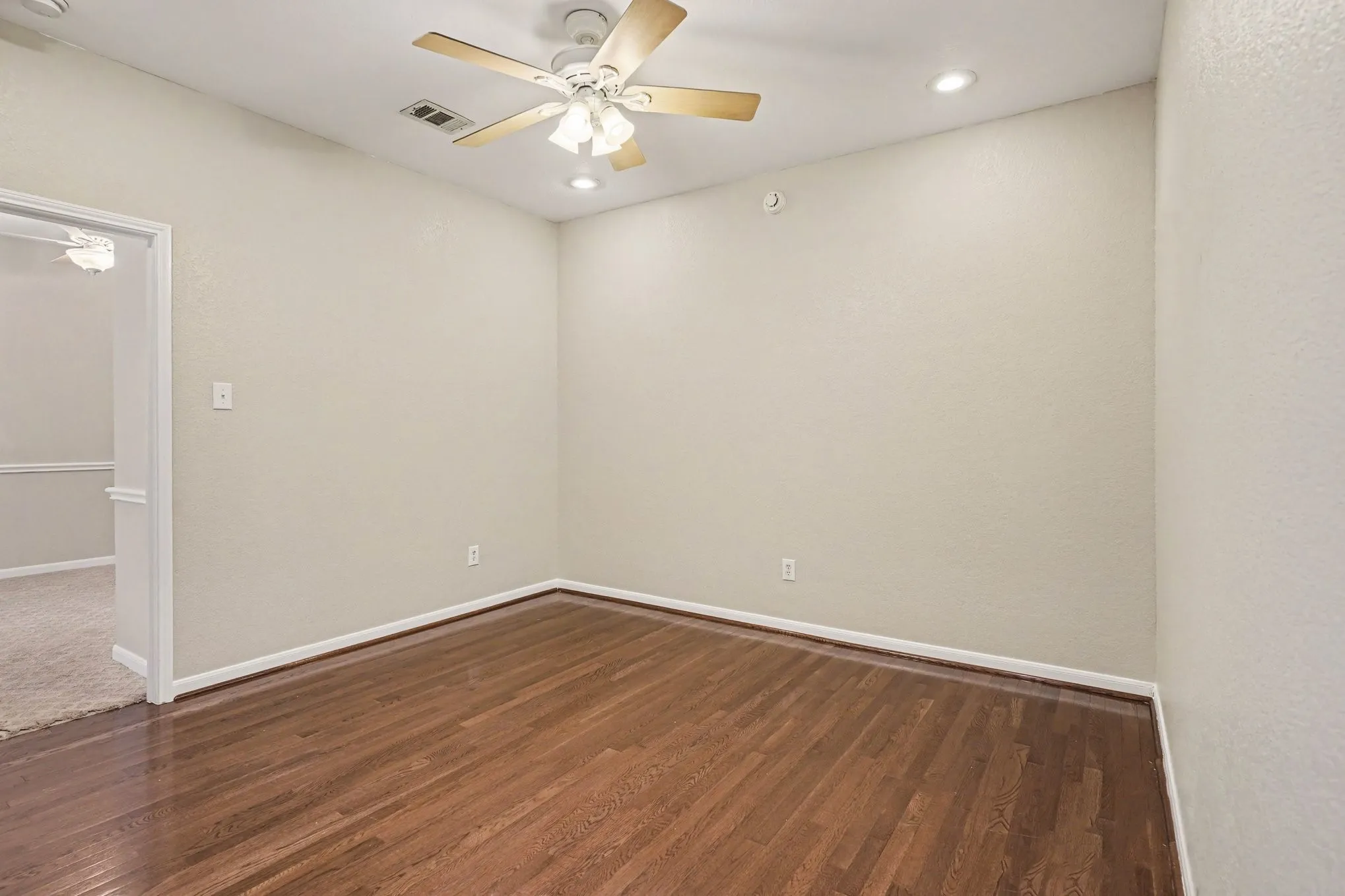 Single Family Residence For Sale in Tarrant County , 9805 Lacey Lane, Fort Worth, Texas 76244, 4 Bedroom, 3 Bathroom, 3 Garage spaces, 2,630 Sqft, built in 2004, mls#21354588, Real Estate Agent in Fort Worth, Homes For Sale in Tarrant county, Homes For Sale in Fort Worth, Realtor in Fort Worth Texas, Real Estate Brokerage Independent Realty Texas, Luminita Cordes Realtor