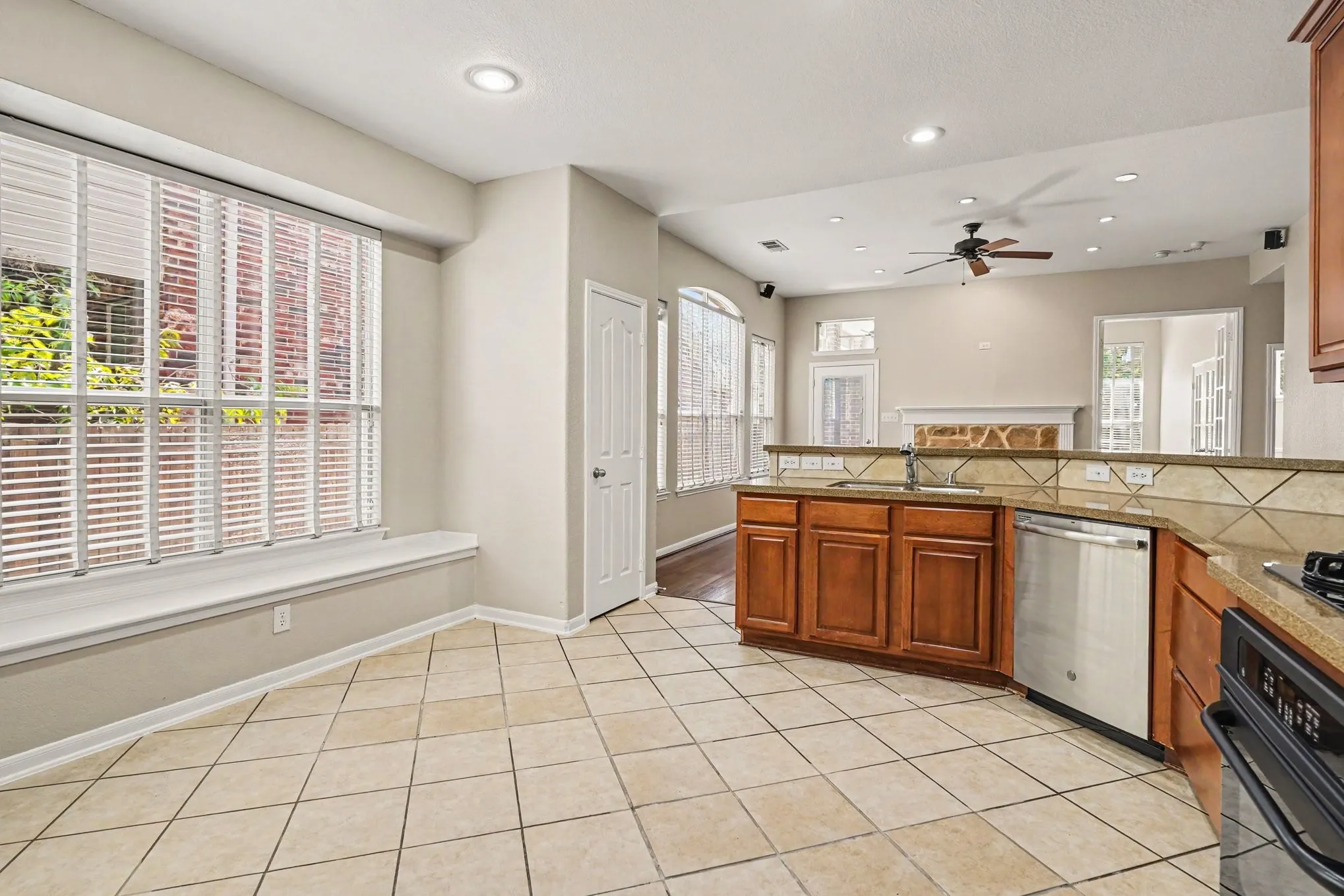 Single Family Residence For Sale in Tarrant County , 9805 Lacey Lane, Fort Worth, Texas 76244, 4 Bedroom, 3 Bathroom, 3 Garage spaces, 2,630 Sqft, built in 2004, mls#21354588, Real Estate Agent in Fort Worth, Homes For Sale in Tarrant county, Homes For Sale in Fort Worth, Realtor in Fort Worth Texas, Real Estate Brokerage Independent Realty Texas, Luminita Cordes Realtor