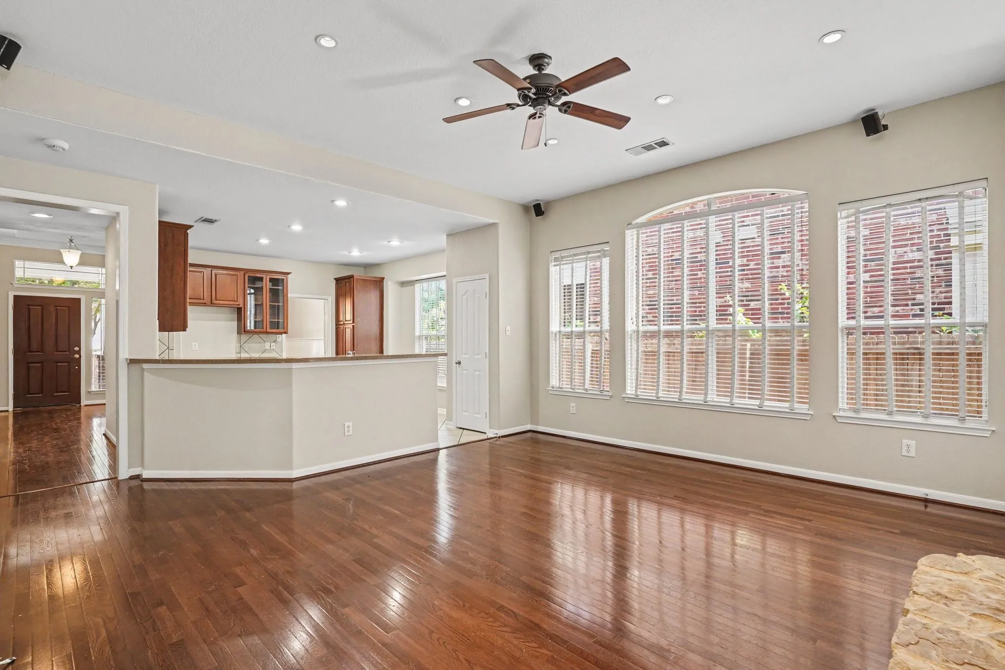 Single Family Residence For Sale in Tarrant County , 9805 Lacey Lane, Fort Worth, Texas 76244, 4 Bedroom, 3 Bathroom, 3 Garage spaces, 2,630 Sqft, built in 2004, mls#21354588, Real Estate Agent in Fort Worth, Homes For Sale in Tarrant county, Homes For Sale in Fort Worth, Realtor in Fort Worth Texas, Real Estate Brokerage Independent Realty Texas, Luminita Cordes Realtor