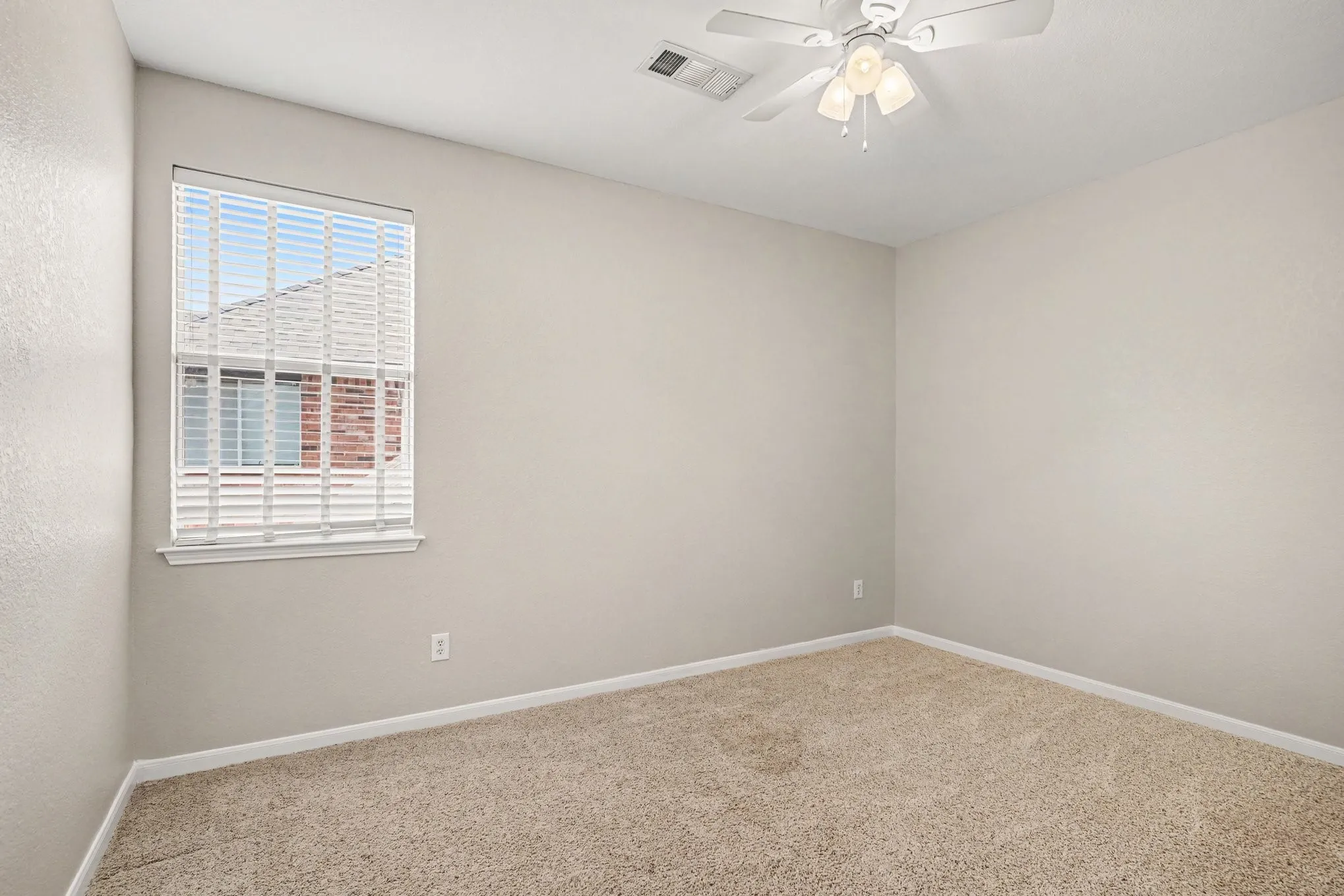 Single Family Residence For Sale in Tarrant County , 9805 Lacey Lane, Fort Worth, Texas 76244, 4 Bedroom, 3 Bathroom, 3 Garage spaces, 2,630 Sqft, built in 2004, mls#21354588, Real Estate Agent in Fort Worth, Homes For Sale in Tarrant county, Homes For Sale in Fort Worth, Realtor in Fort Worth Texas, Real Estate Brokerage Independent Realty Texas, Luminita Cordes Realtor