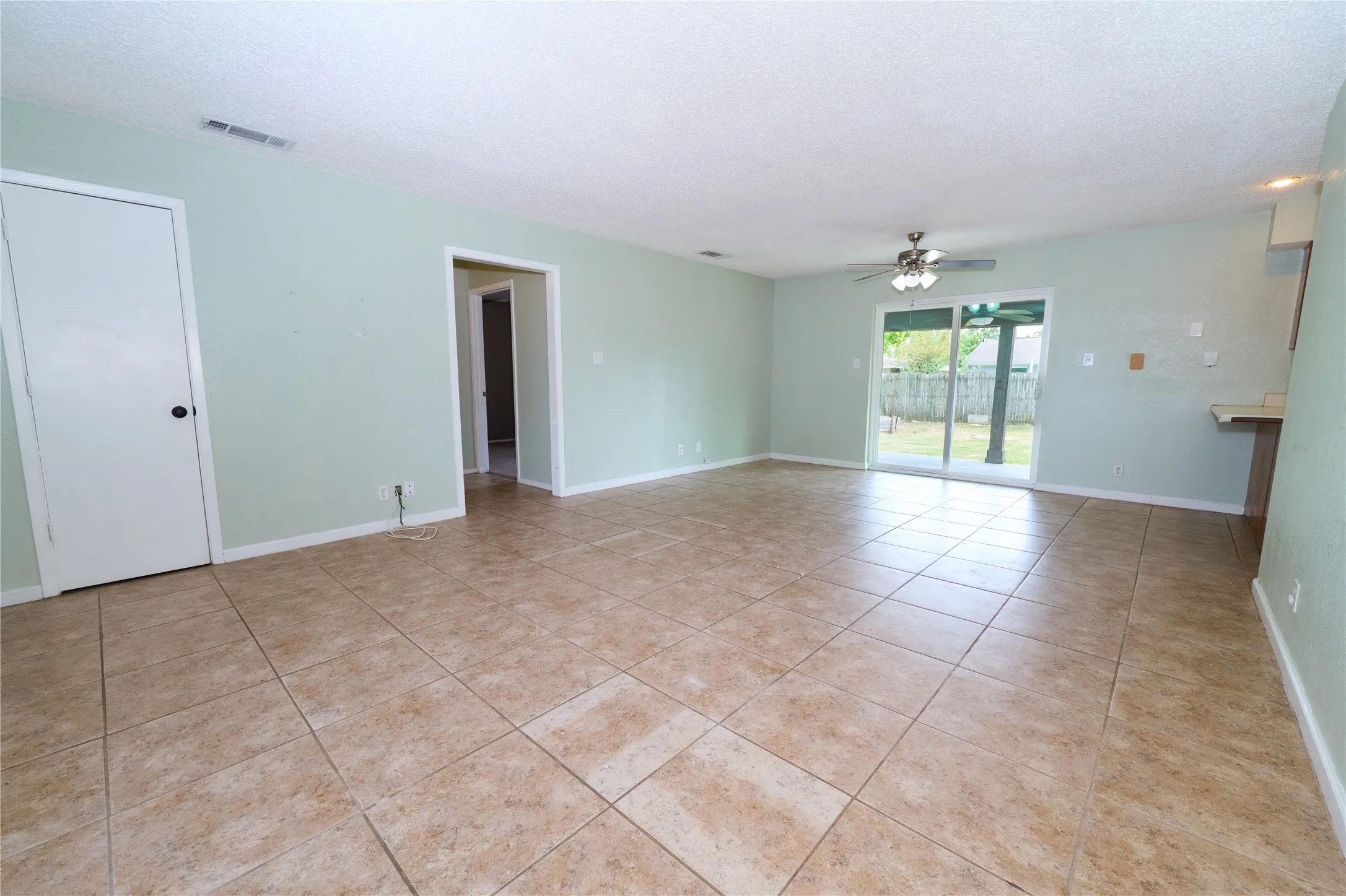 Single Family Residence For Sale in Rockwall County , 813 Loganwood Drive, Royse City, Texas 75189, 2 Bedroom, 2 Bathroom, 1 Garage spaces, 1,070 Sqft, built in 1984, mls#21355330, Real Estate Agent in Royse City, Homes For Sale in Rockwall county, Homes For Sale in Royse City, Realtor in Royse City Texas, Real Estate Brokerage Independent Realty Texas, Luminita Cordes Realtor