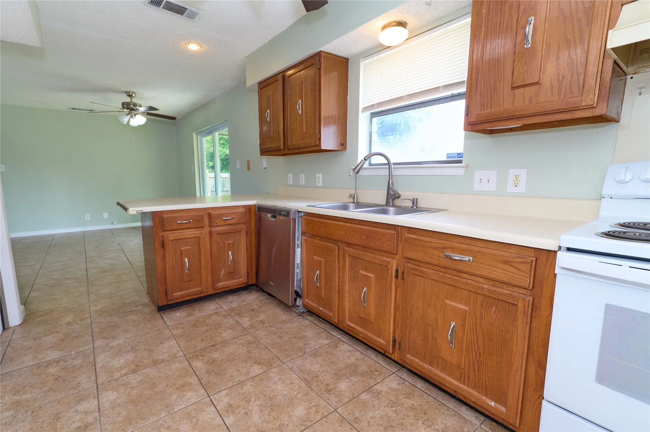 Single Family Residence For Sale in Rockwall County , 813 Loganwood Drive, Royse City, Texas 75189, 2 Bedroom, 2 Bathroom, 1 Garage spaces, 1,070 Sqft, built in 1984, mls#21355330, Real Estate Agent in Royse City, Homes For Sale in Rockwall county, Homes For Sale in Royse City, Realtor in Royse City Texas, Real Estate Brokerage Independent Realty Texas, Luminita Cordes Realtor