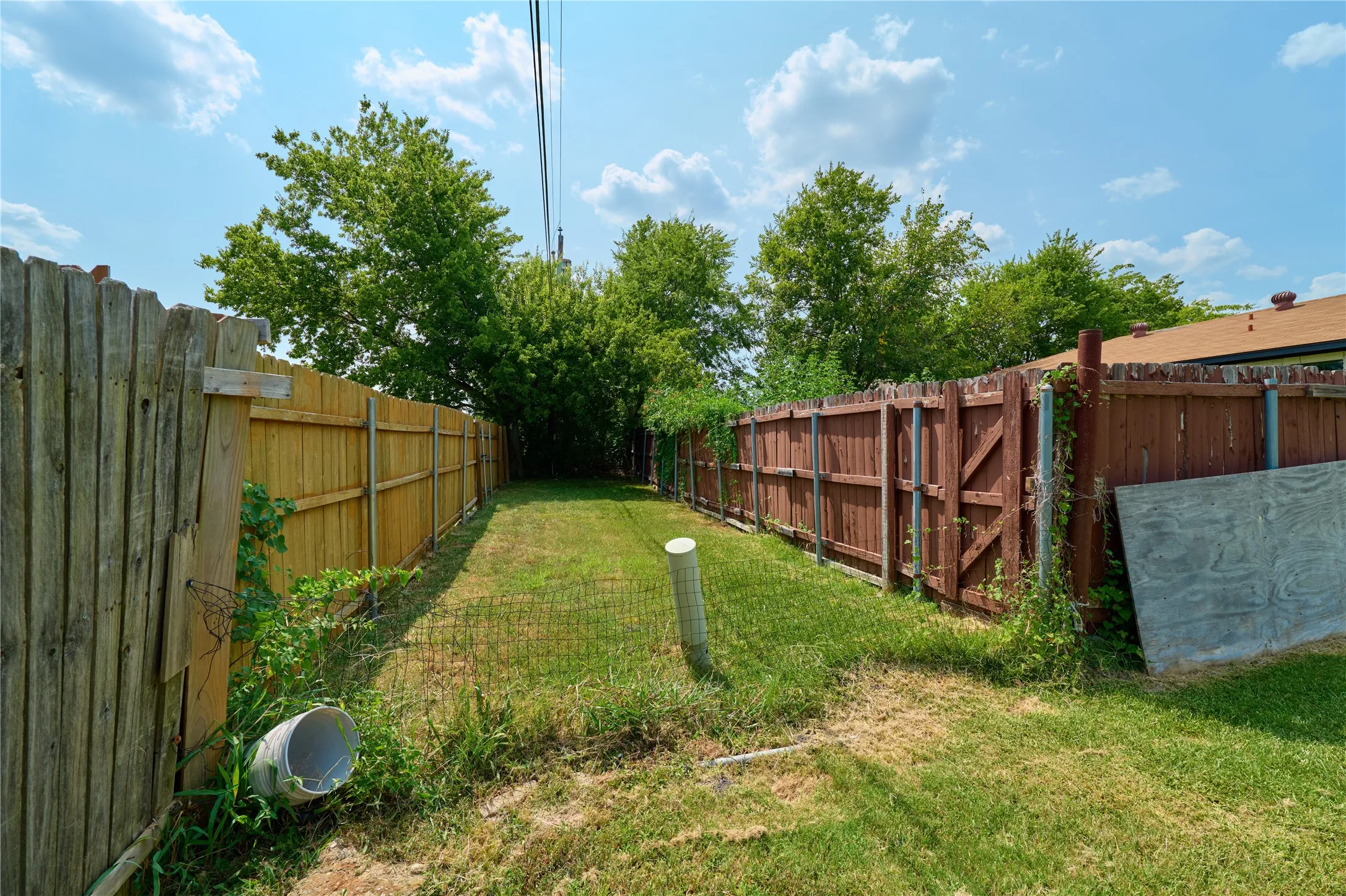 Single Family Residence For Sale in Rockwall County , 813 Loganwood Drive, Royse City, Texas 75189, 2 Bedroom, 2 Bathroom, 1 Garage spaces, 1,070 Sqft, built in 1984, mls#21355330, Real Estate Agent in Royse City, Homes For Sale in Rockwall county, Homes For Sale in Royse City, Realtor in Royse City Texas, Real Estate Brokerage Independent Realty Texas, Luminita Cordes Realtor