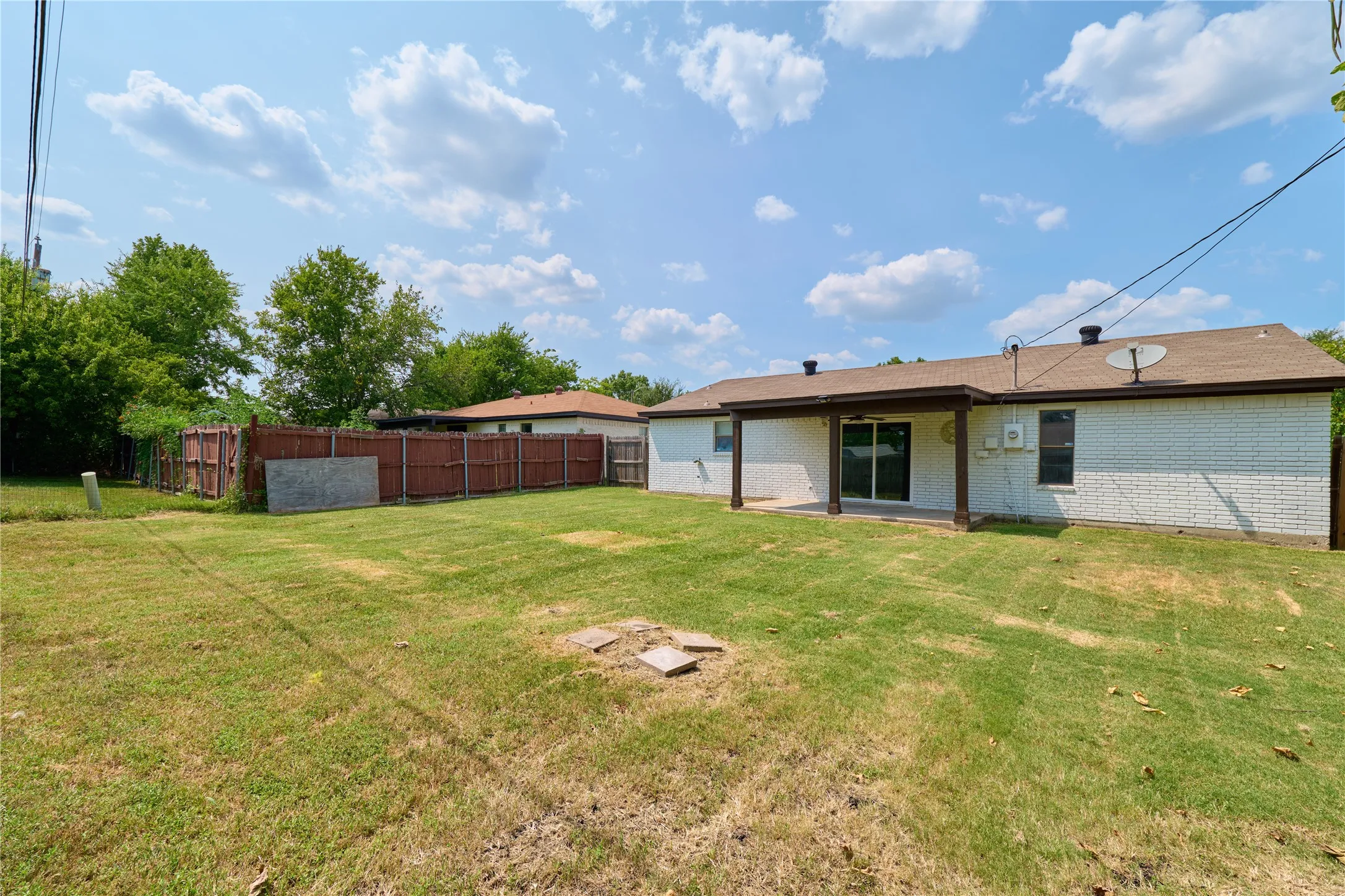 Single Family Residence For Sale in Rockwall County , 813 Loganwood Drive, Royse City, Texas 75189, 2 Bedroom, 2 Bathroom, 1 Garage spaces, 1,070 Sqft, built in 1984, mls#21355330, Real Estate Agent in Royse City, Homes For Sale in Rockwall county, Homes For Sale in Royse City, Realtor in Royse City Texas, Real Estate Brokerage Independent Realty Texas, Luminita Cordes Realtor