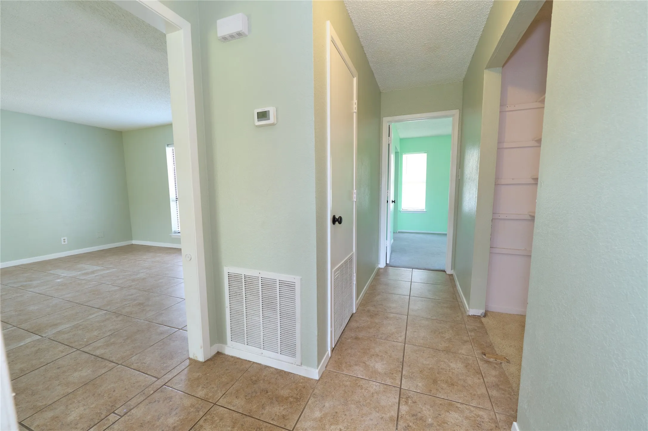 Single Family Residence For Sale in Rockwall County , 813 Loganwood Drive, Royse City, Texas 75189, 2 Bedroom, 2 Bathroom, 1 Garage spaces, 1,070 Sqft, built in 1984, mls#21355330, Real Estate Agent in Royse City, Homes For Sale in Rockwall county, Homes For Sale in Royse City, Realtor in Royse City Texas, Real Estate Brokerage Independent Realty Texas, Luminita Cordes Realtor