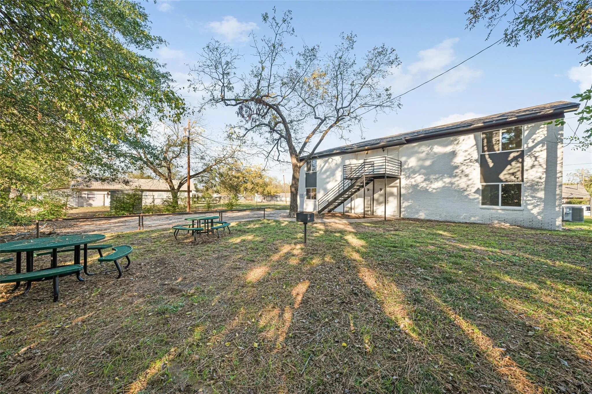 Quadruplex For Rent in Hopkins County , 253 Locust Street S 2N, Sulphur Springs, Texas 75482, 2 Bedroom, 1 Bathroom, Garage spaces, 944 Sqft, built in 1965, Price $1,050, mls#21355424, Real Estate Agent in Sulphur Springs, Homes For Rent in Hopkins county, Homes For Rent in Sulphur Springs, Realtor in Sulphur Springs Texas, Real Estate Brokerage Independent Realty Texas, Luminita Cordes Realtor