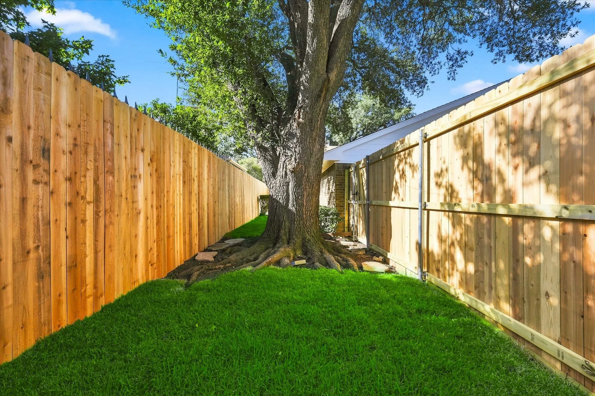 Single Family Residence For Sale in Dallas County , 2945 Allister Street, Dallas, Texas 75229, 2 Bedroom, 2 Bathroom, 2 Garage spaces, 1,218 Sqft, built in 1983, mls#21347373, Real Estate Agent in Dallas, Homes For Sale in Dallas county, Homes For Sale in Dallas, Realtor in Dallas Texas, Real Estate Brokerage Independent Realty Texas, Luminita Cordes Realtor