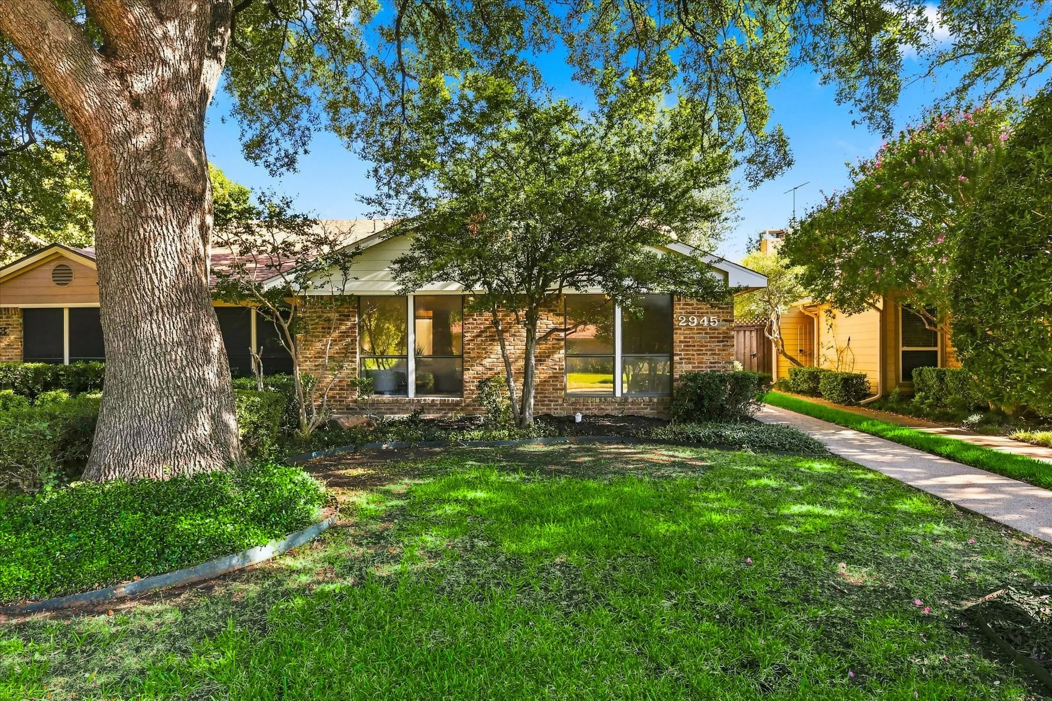 Single Family Residence For Sale in Dallas County , 2945 Allister Street, Dallas, Texas 75229, 2 Bedroom, 2 Bathroom, 2 Garage spaces, 1,218 Sqft, built in 1983, mls#21347373, Real Estate Agent in Dallas, Homes For Sale in Dallas county, Homes For Sale in Dallas, Realtor in Dallas Texas, Real Estate Brokerage Independent Realty Texas, Luminita Cordes Realtor