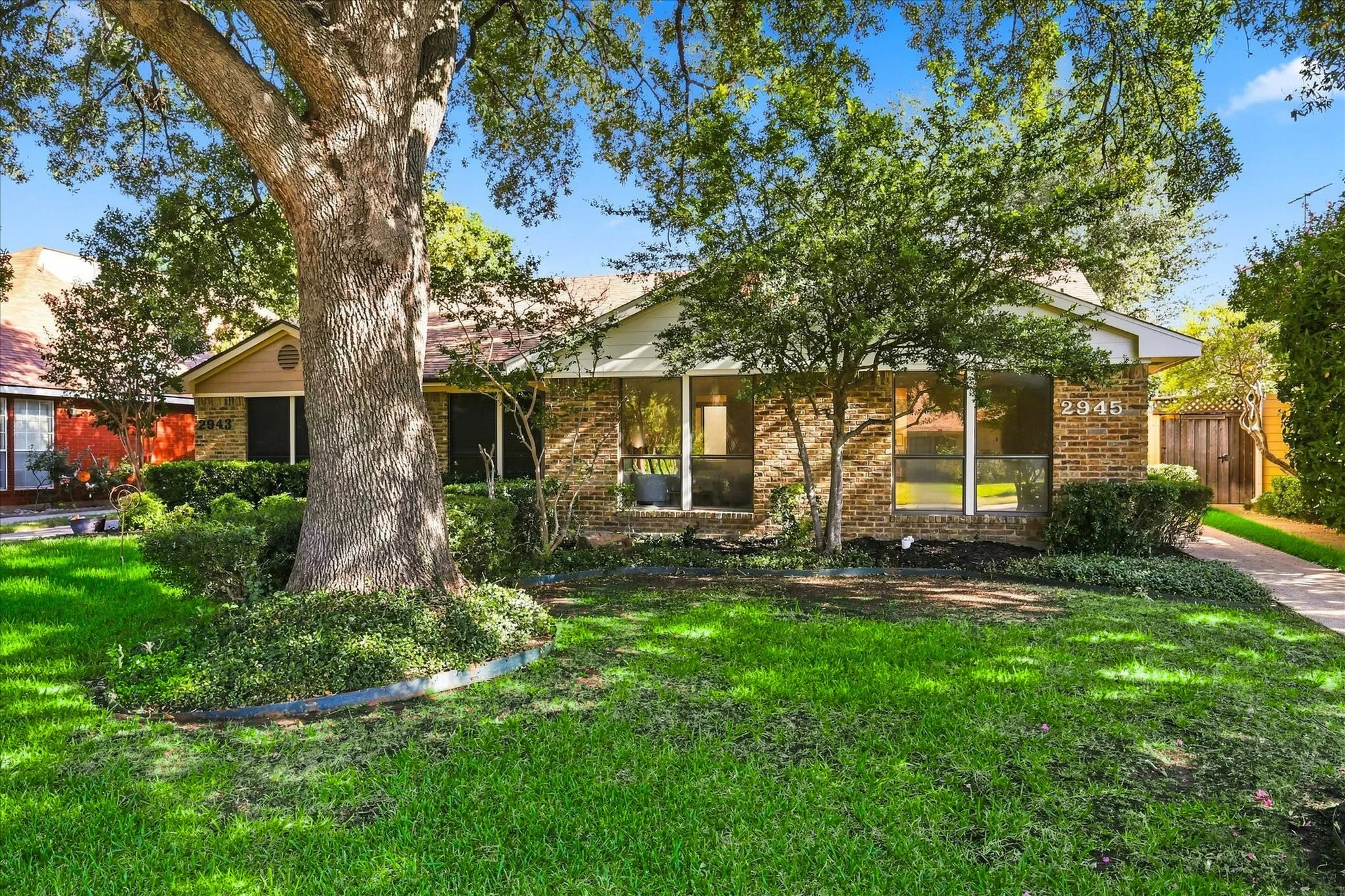 Single Family Residence For Sale in Dallas County , 2945 Allister Street, Dallas, Texas 75229, 2 Bedroom, 2 Bathroom, 2 Garage spaces, 1,218 Sqft, built in 1983, mls#21347373, Real Estate Agent in Dallas, Homes For Sale in Dallas county, Homes For Sale in Dallas, Realtor in Dallas Texas, Real Estate Brokerage Independent Realty Texas, Luminita Cordes Realtor