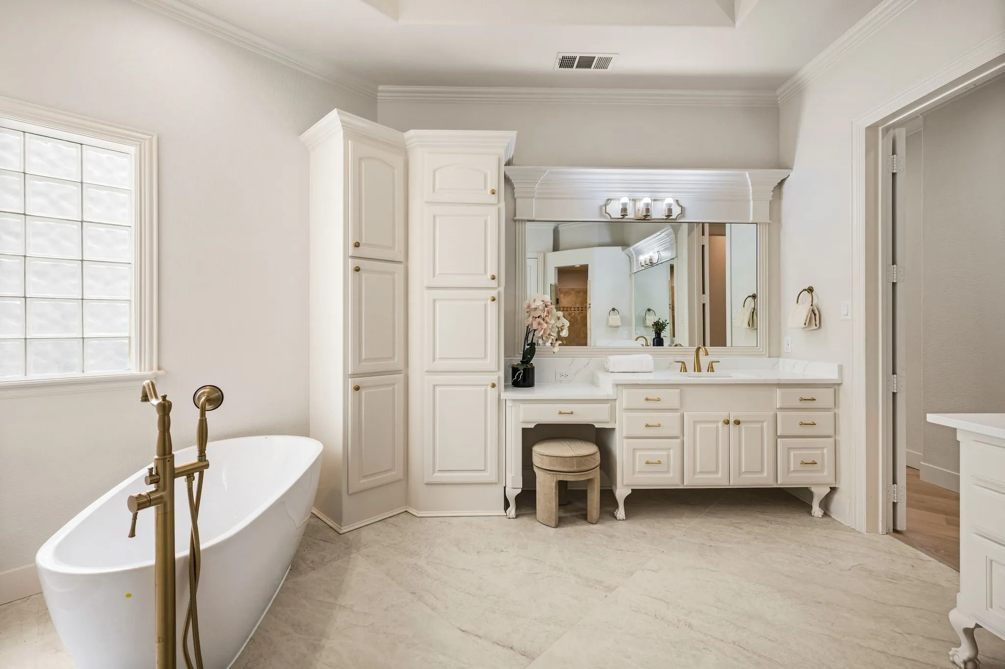 Single Family Residence For Sale in Tarrant County , 205 Raintree Court, Colleyville, Texas 76034, 5 Bedroom, 6 Bathroom, 4 Garage spaces, 5,143 Sqft, built in 2004, mls#21344881, Real Estate Agent in Colleyville, Homes For Sale in Tarrant county, Homes For Sale in Colleyville, Realtor in Colleyville Texas, Real Estate Brokerage Independent Realty Texas, Luminita Cordes Realtor