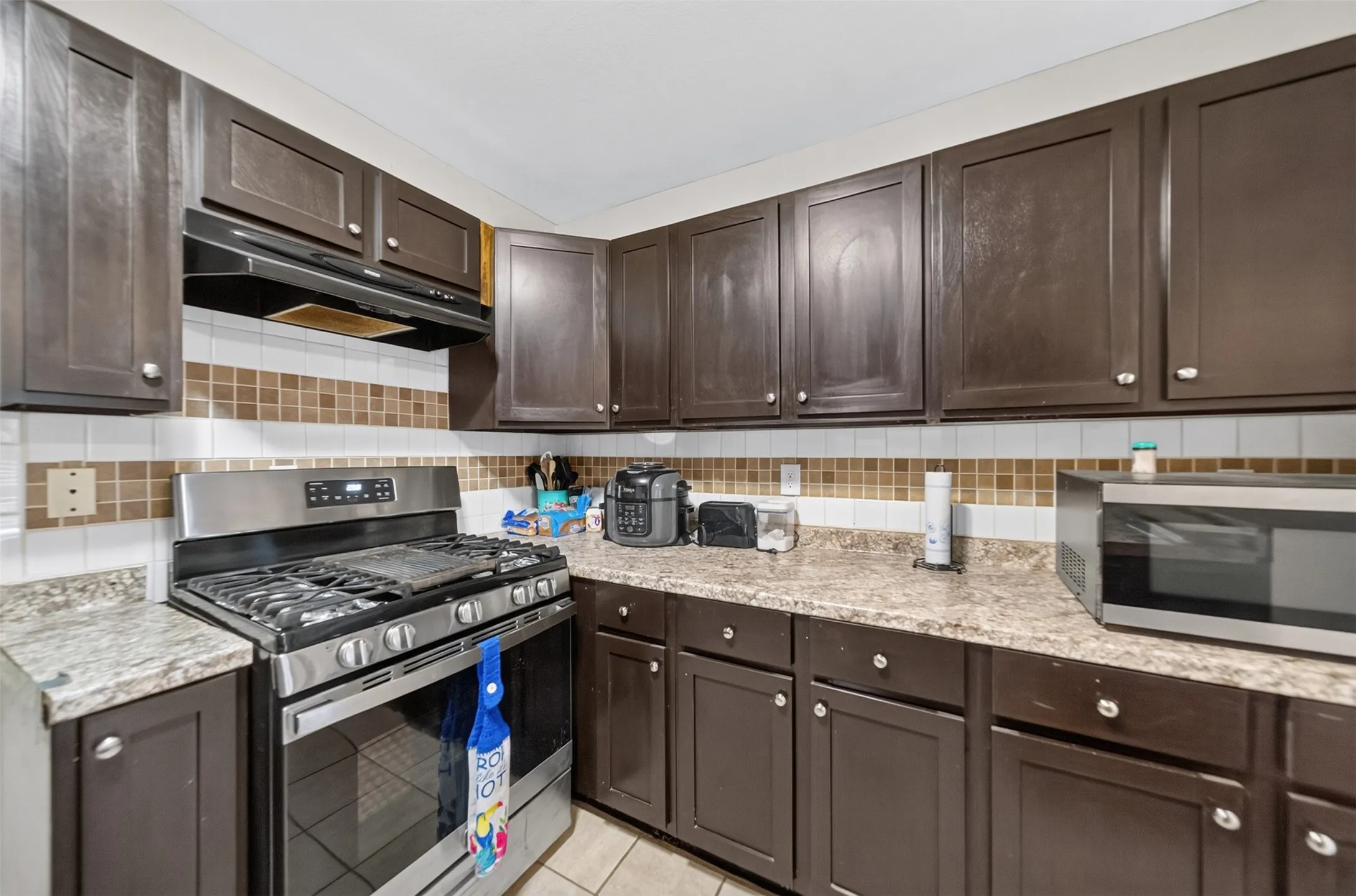 Single Family Residence For Sale in Smith County , 9314 Londonderry, Tyler, Texas 75703, 4 Bedroom, 2 Bathroom, 2 Garage spaces, 1,760 Sqft, built in 1995, mls#21355096, Real Estate Agent in Tyler, Homes For Sale in Smith county, Homes For Sale in Tyler, Realtor in Tyler Texas, Real Estate Brokerage Independent Realty Texas, Luminita Cordes Realtor